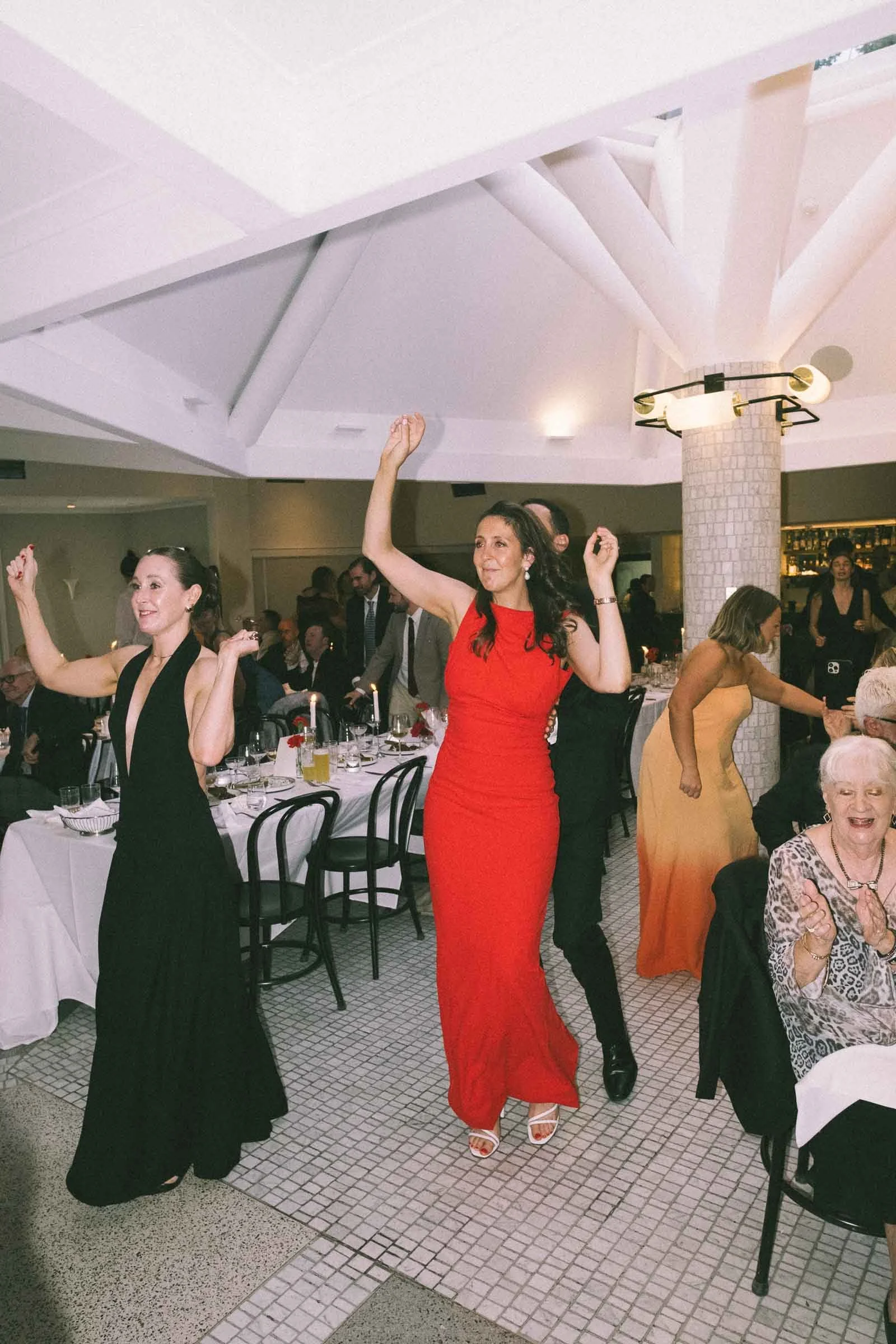 MELBOURNE BOTANICAL GARDEN WEDDING, BRIDE AND GROOM FIRST DANCE, GUESTS ON THE DANCE FLOOR