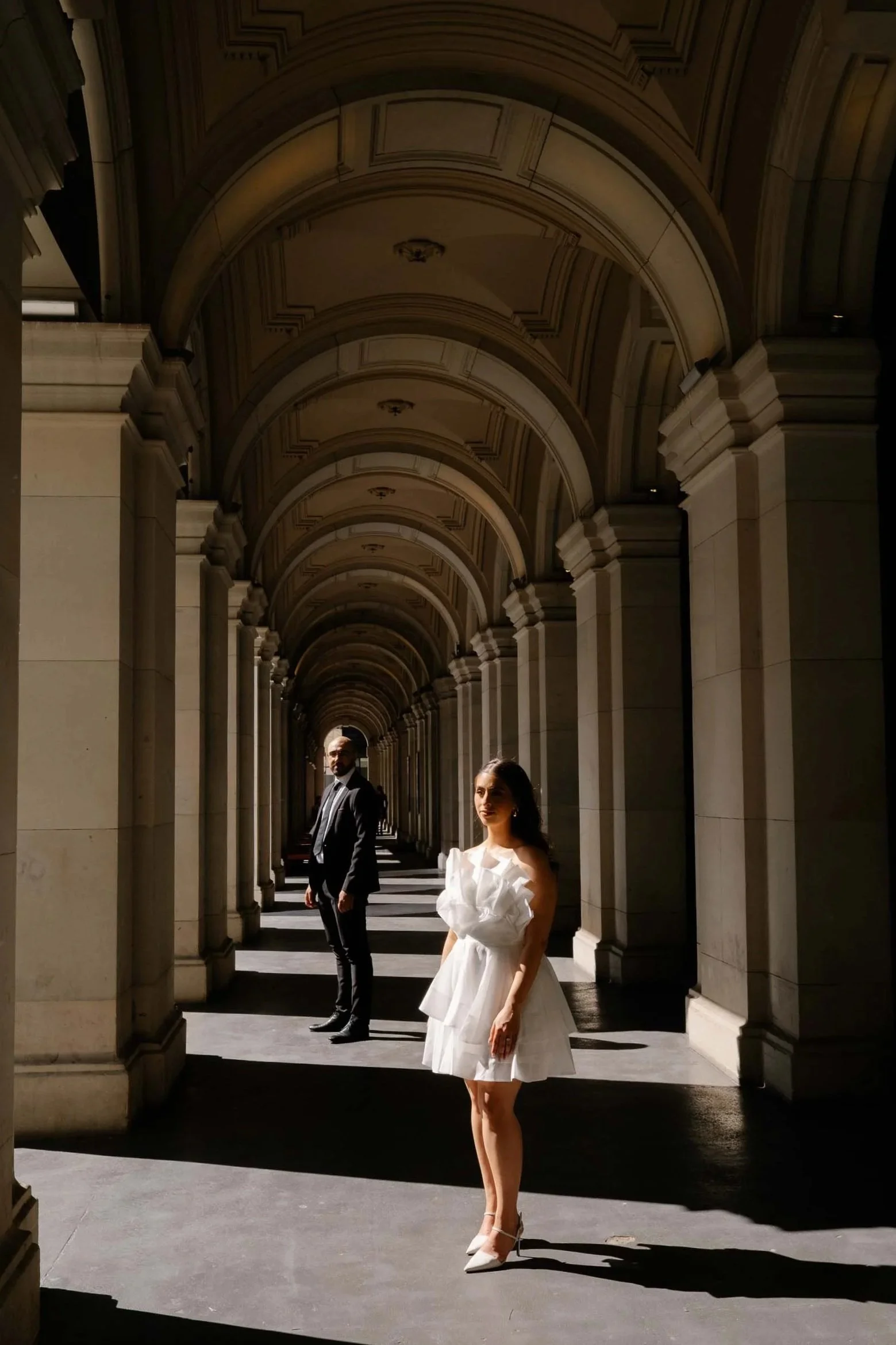 A TIMELESS PHOTO OF A WEDDING COUPLE AT MELBOURNE GPO