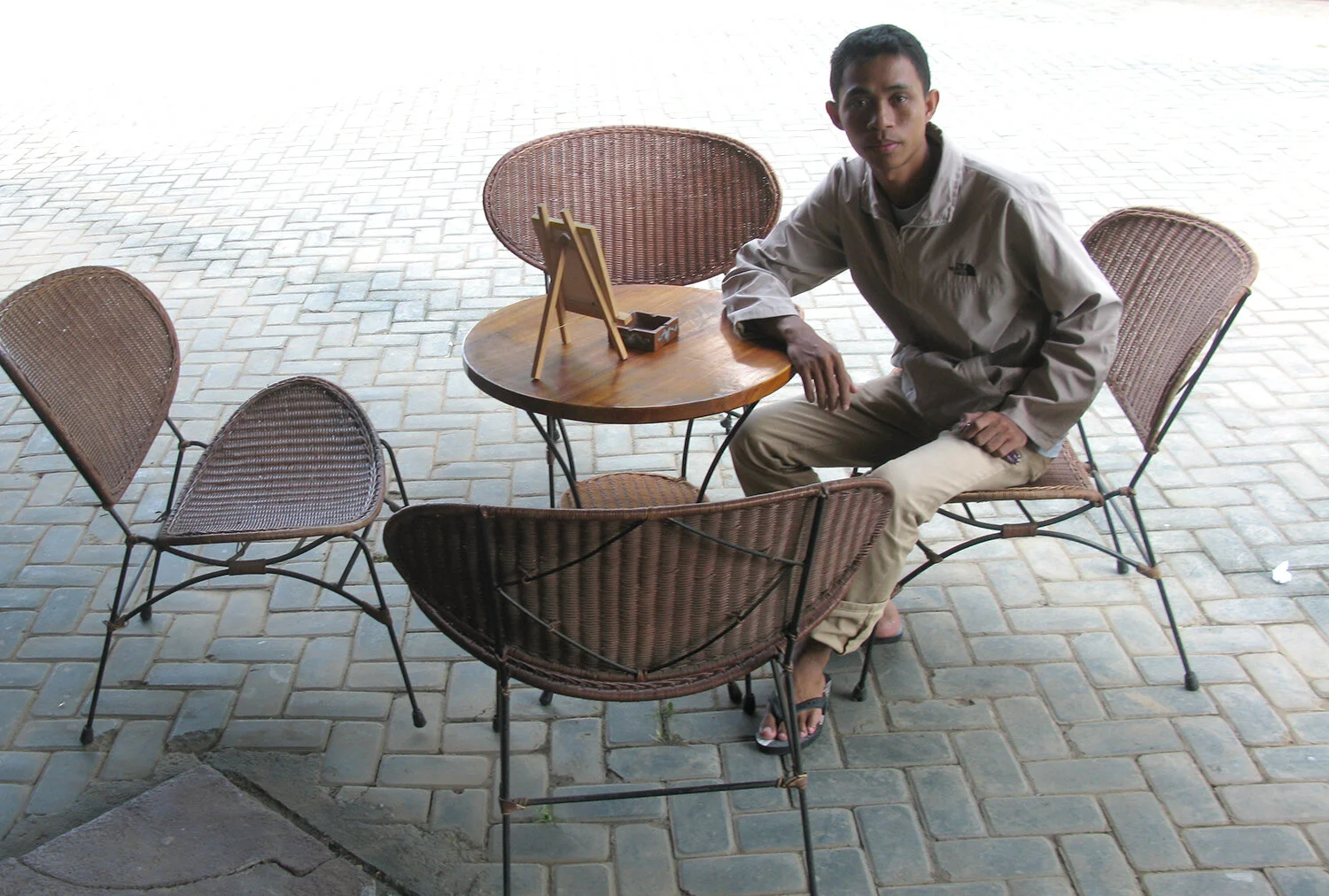 lombok-furniture-salesman.jpg