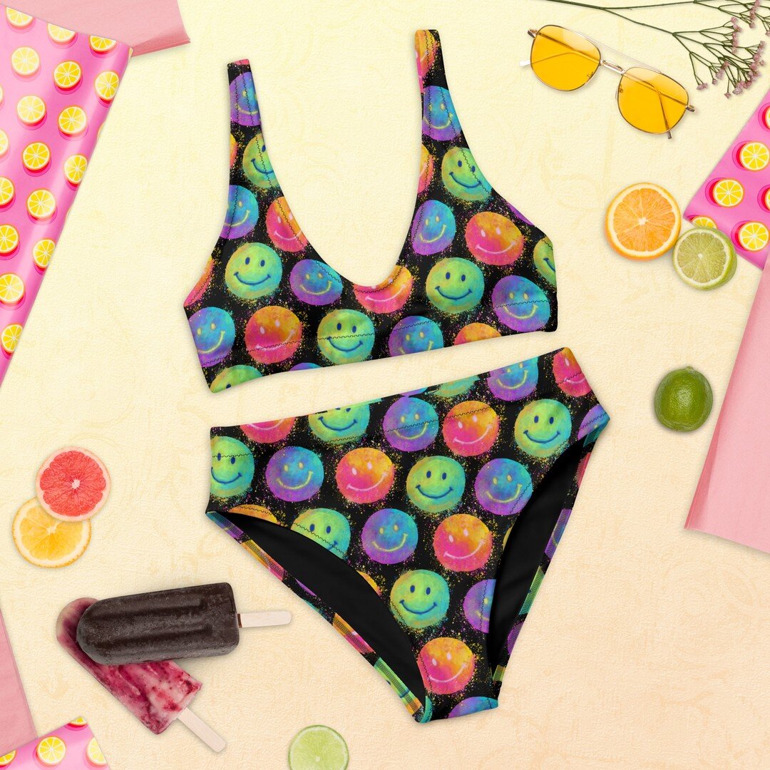 When it's #earthmonth and #swimsuitseason = recycled bikini time😎👙♻️ 

#swimsuitseason👙 #swimsuitseasonishere #swimsuitseasonisuponus #swimsuitseasoniscoming #90sstyle #90sprints #colorfulfashion #happyface😊
#planetjoy #swimsuits #swimsuitfashion