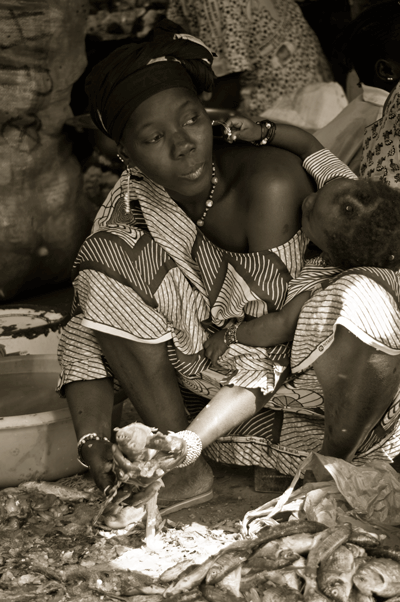 9-PICT0063-(Djenne-Market-Mother-Child).gif