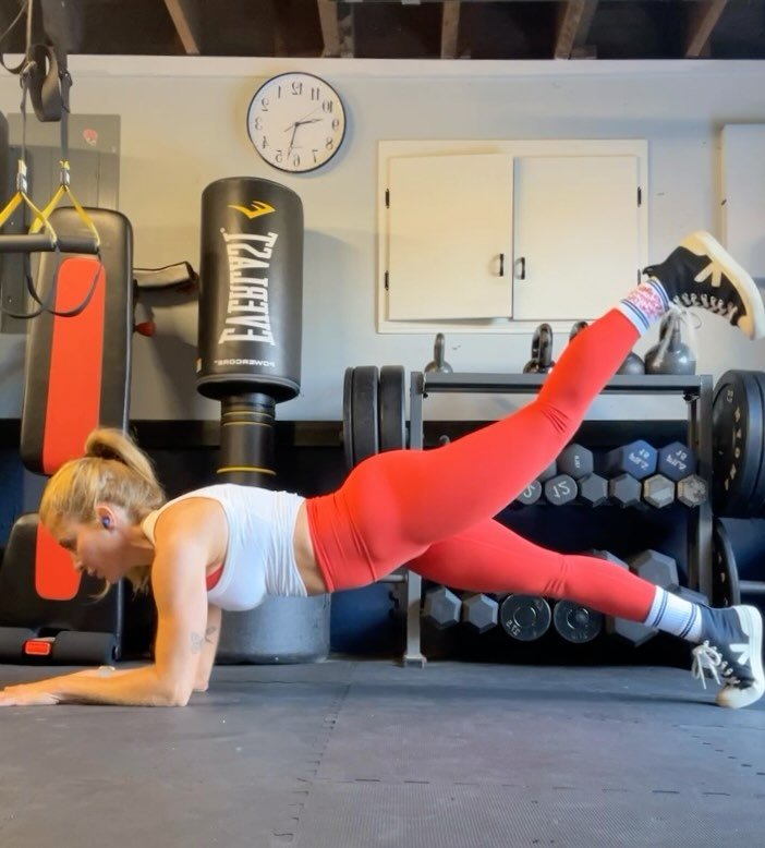 Hey turkeys! Here are four moves targeting upper body and core. 

12-15 reps x 4 rounds, ideally using weights that will allow you fight to make all the reps during your final rounds, but not all the way to failure. 

#marinfitness 
#sanrafael 
#mari