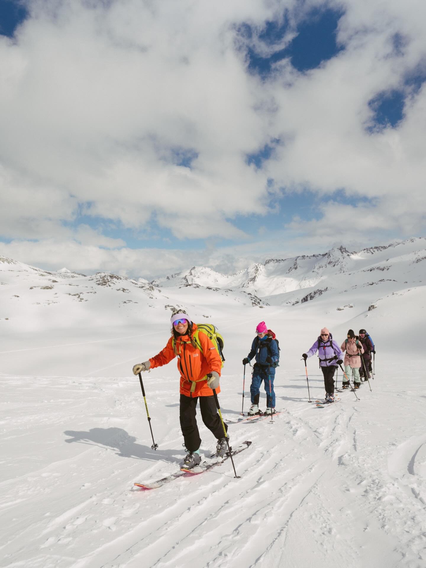 Our first ever Wild Tracks women&rsquo;s backcountry day done and dusted!!🐾⭐️🎿

Thank you to all of the ladies who joined us for such a fantastic day of learning, exploring, and some pretty all-time skiing! 

Thanks also to @agaiwanicka for capturi
