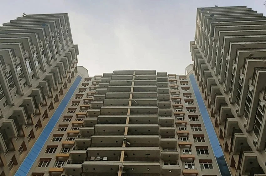 Apartment block Dar es Salaam Tanzania.jpg