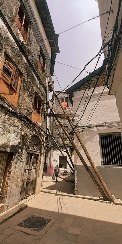 Keeping it up Stone Town Zanzibar.jpg