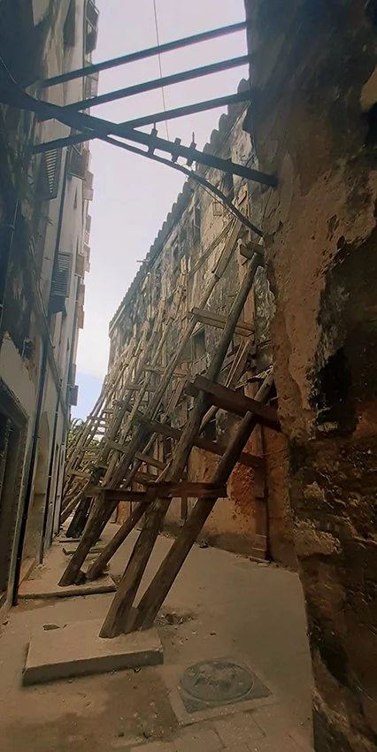 Architectural supports in Stone Town Zanzibar.jpg