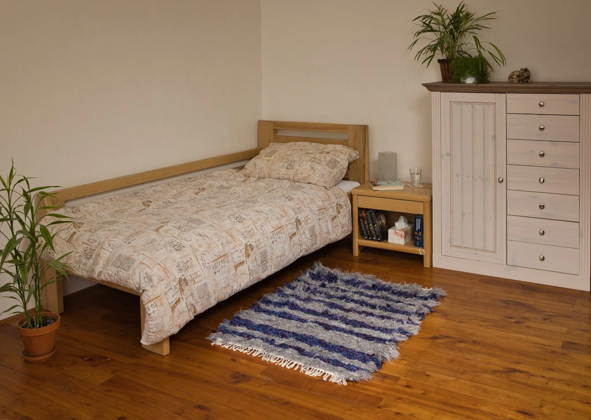 Obecna fotografie koberce v pokoji pro představu velikosti utkaného kusu pro webové stránky tkadleny z Vyškova.