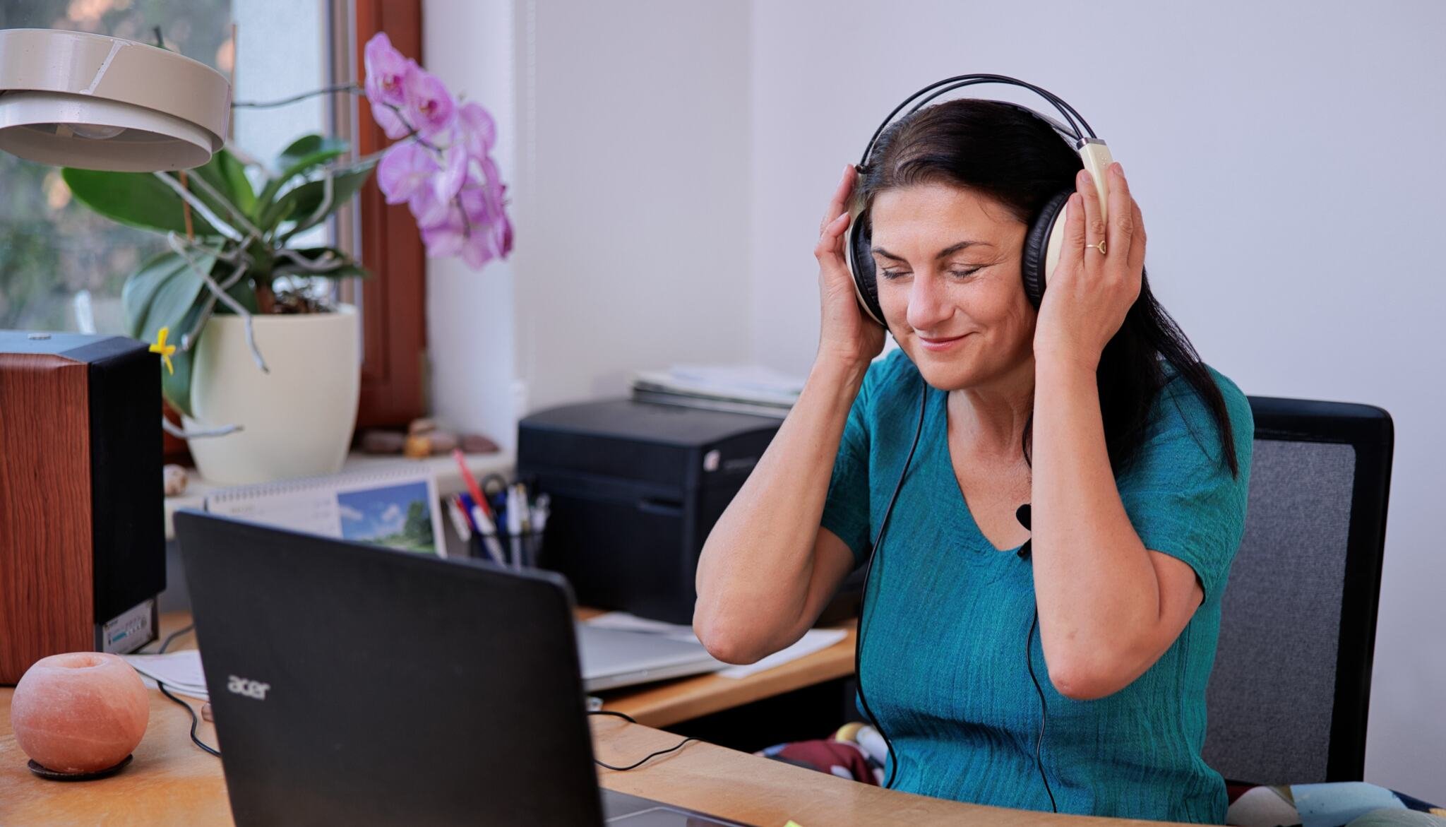 poslech meditační nahrávky práce u pc a přesto ukazuje něco víc