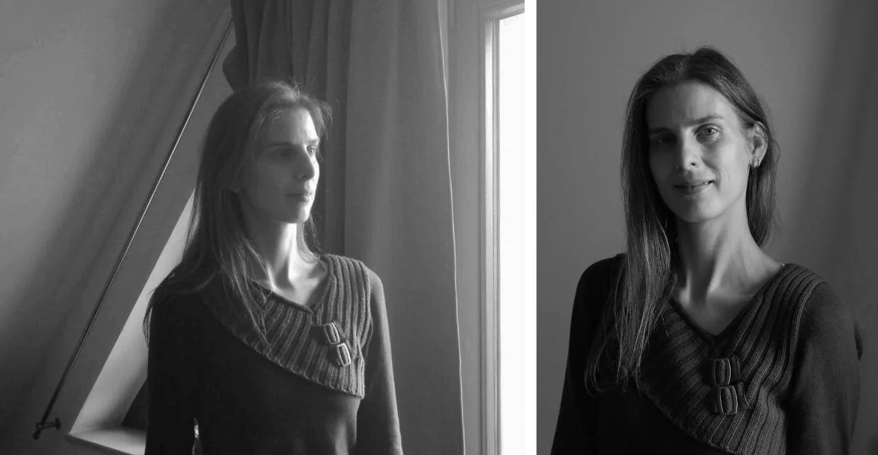 Světlo dopadající z okna bokem prokreslí tvář jen na straně odkud jde světlo.