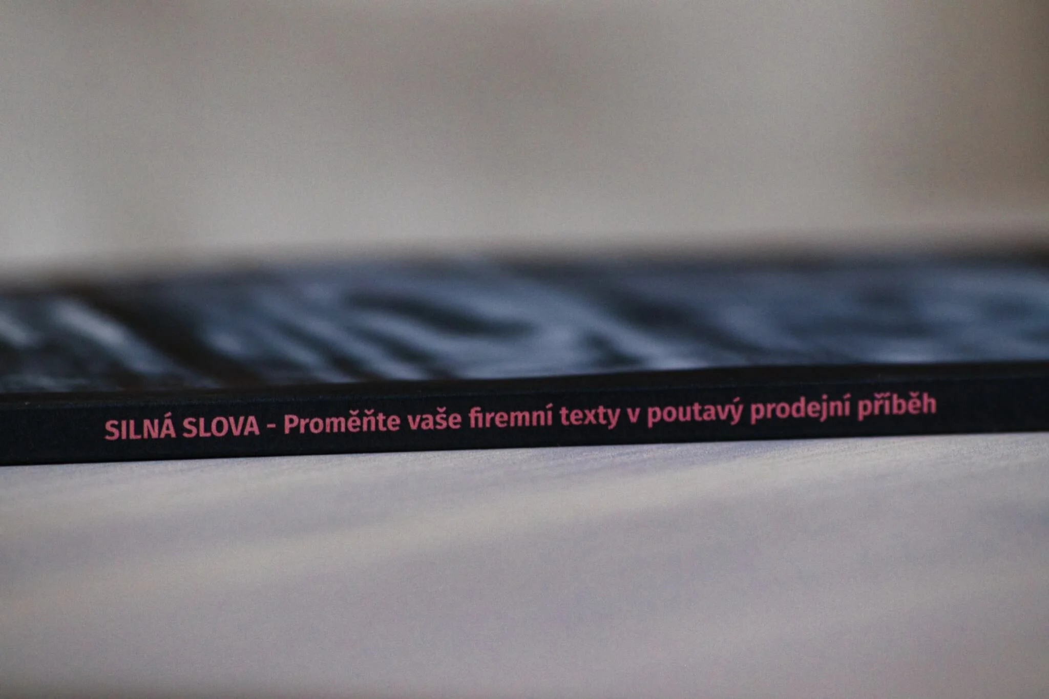 Hřbet s názvem knihy