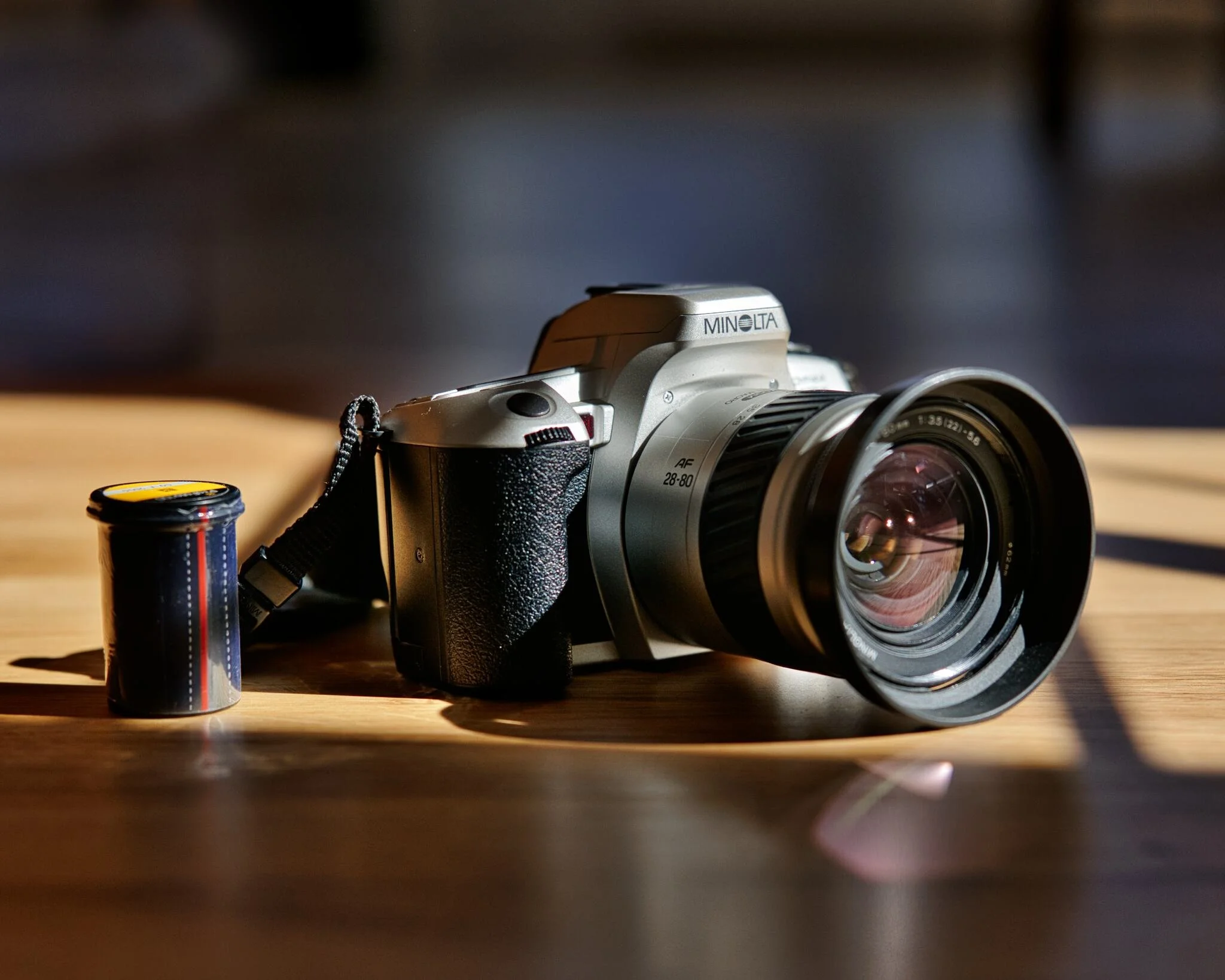 Stará zrcadlovka s ještě zabaleným filmem