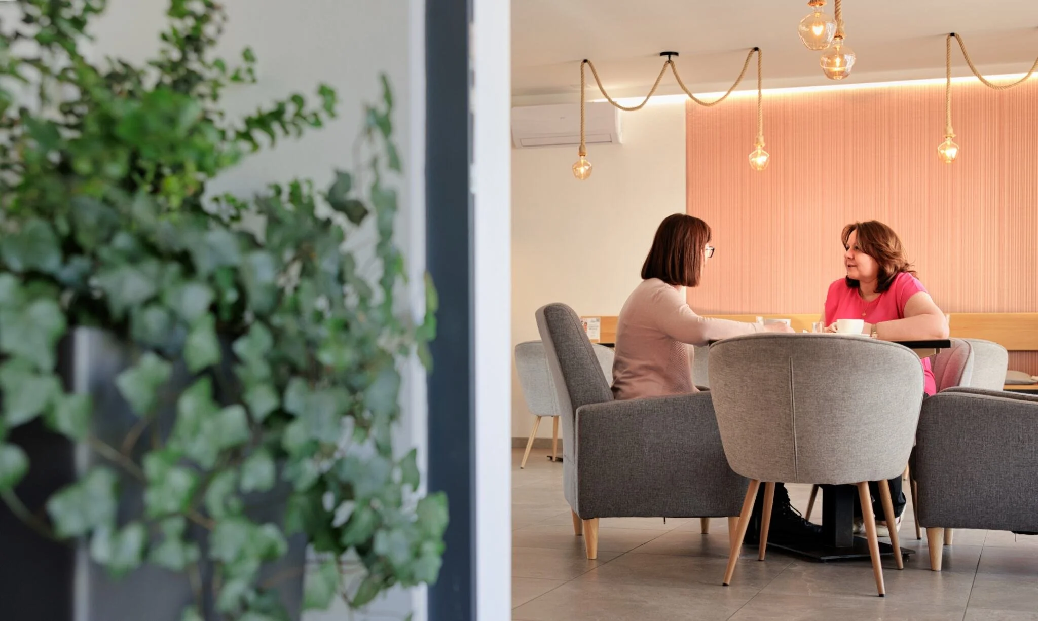 Focení v kavárně s figurantkou