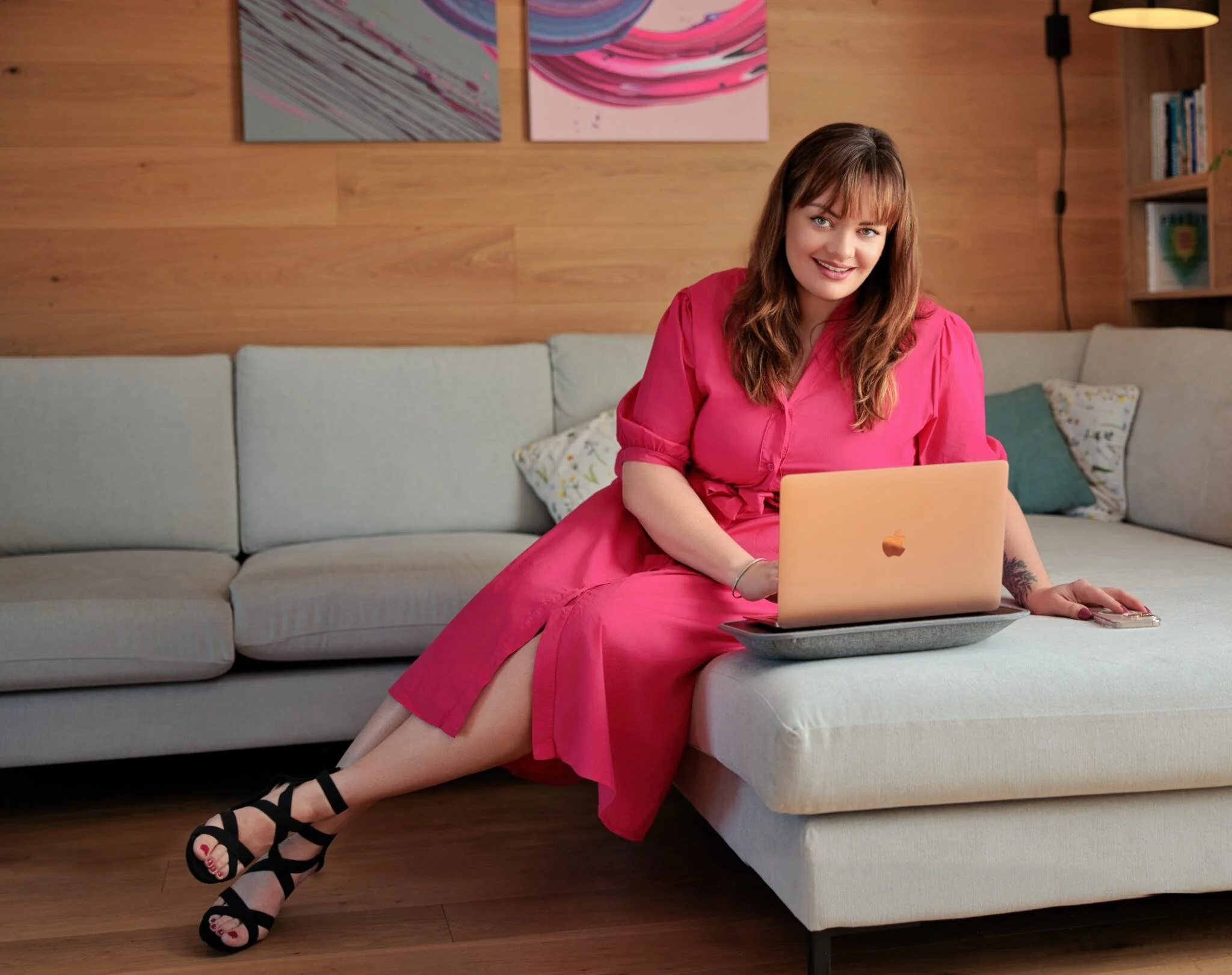 Pracovat na gauči a přitom vypadat elegantně? Ale jo - jde to. Profi brandové fotky pro váš web. 