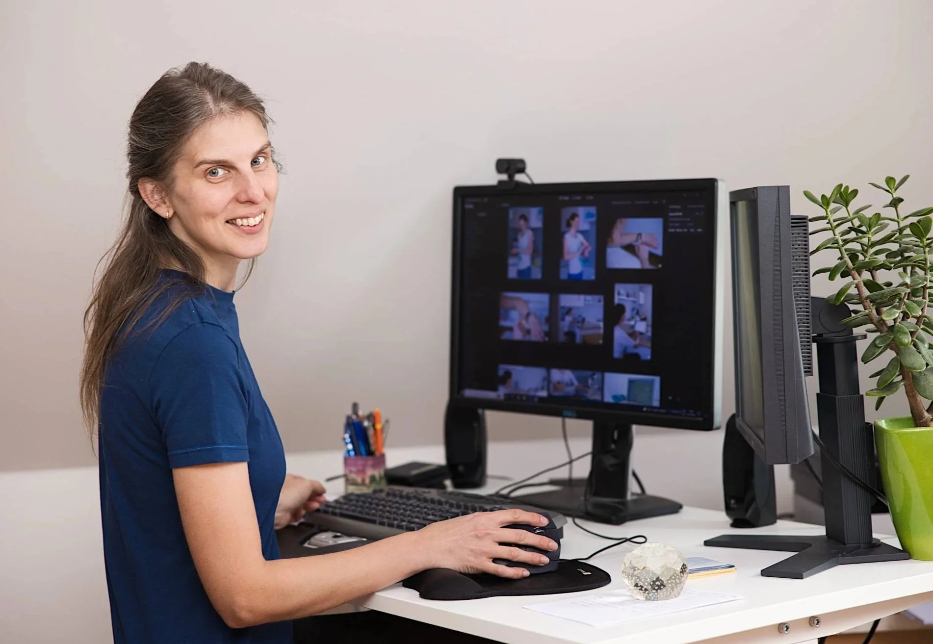 Dana Ostrovská Brandová fotografka u pc