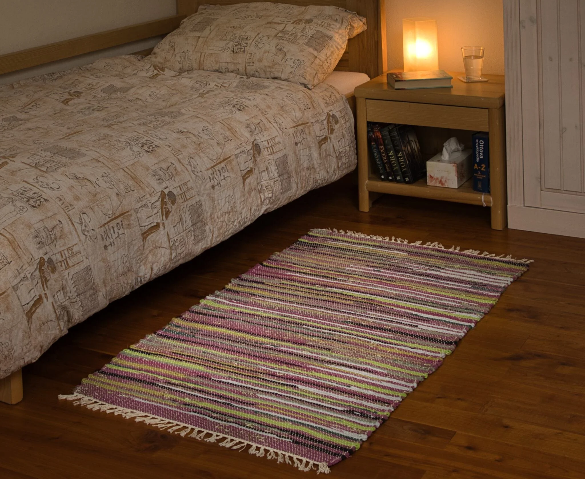 Ručně tkaný koberec na atmosféru podporující fotografii skutečného využití.