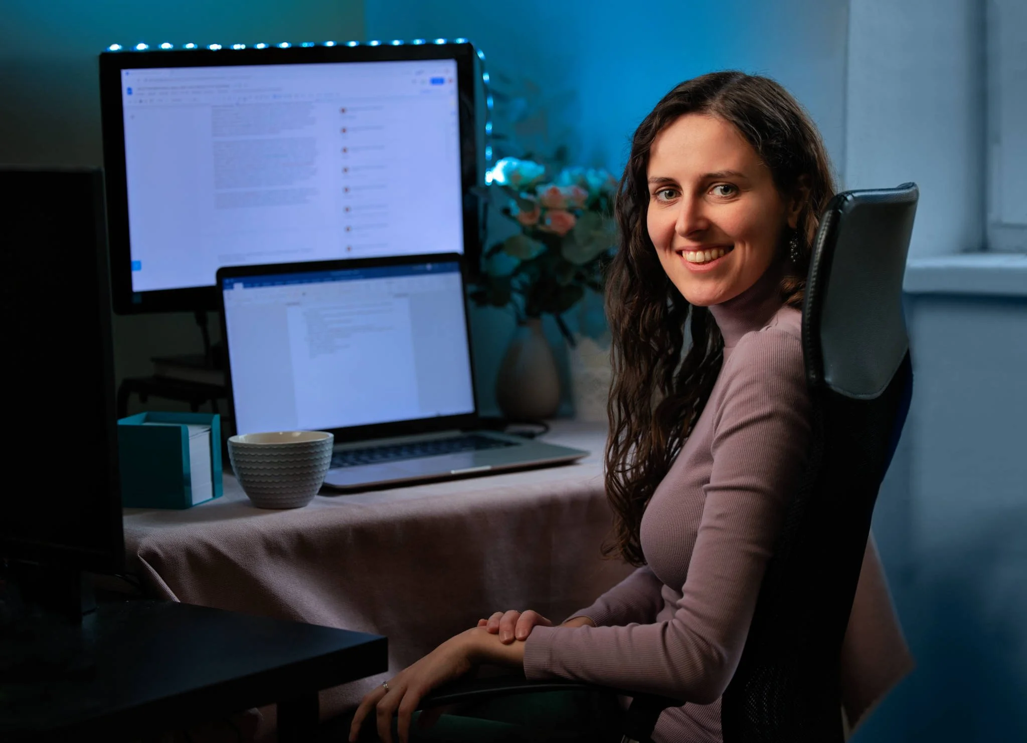 spisovatelka, korektorka předmonitory při práci ukazuje prostředí v kterém se jí dobře tvoří