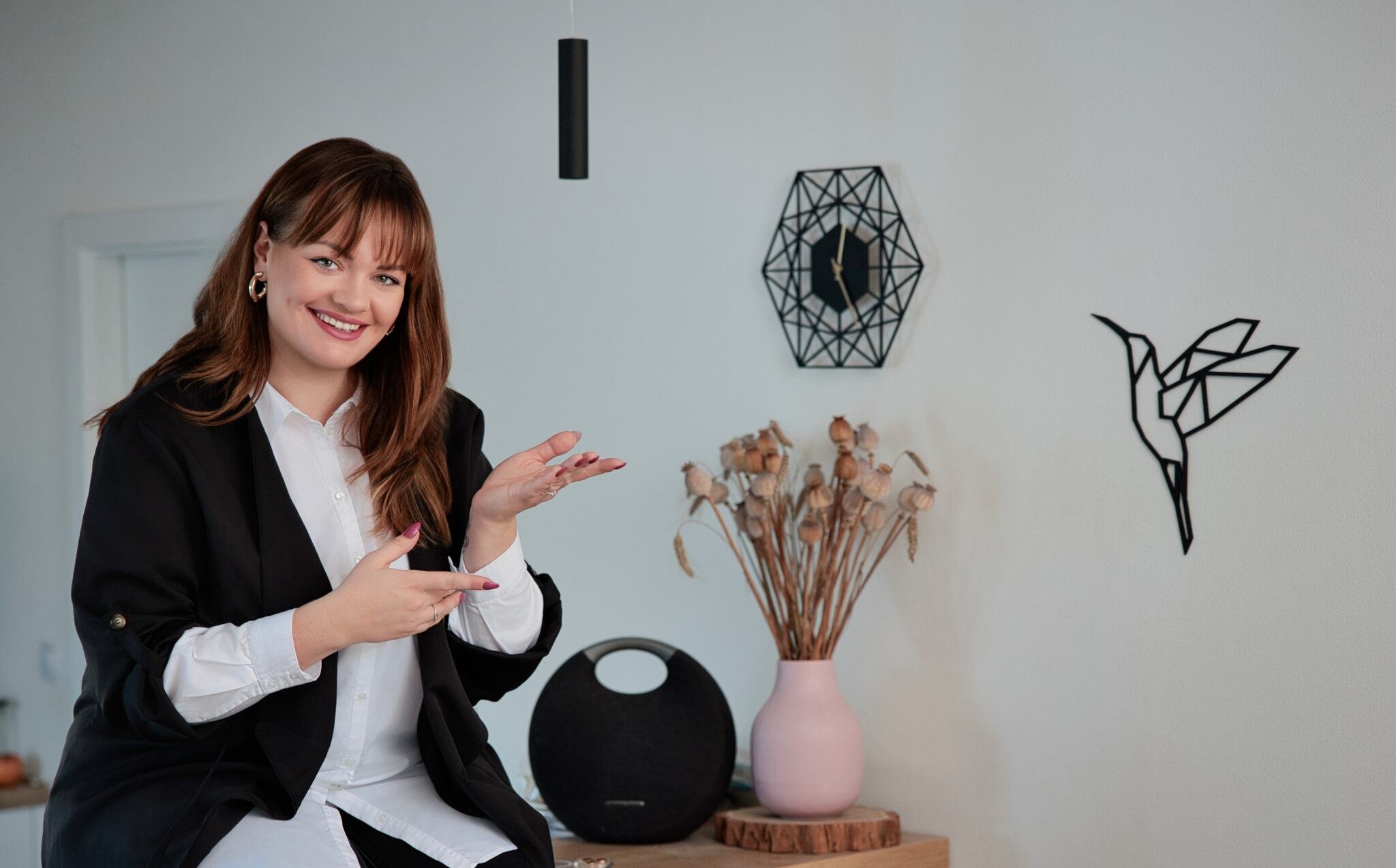Stačí překrýt nebo smazat ozdoby na zdi a hned máte fotografii s ještě větším využitím díky prostoru pro text-fotky pro podnikání 