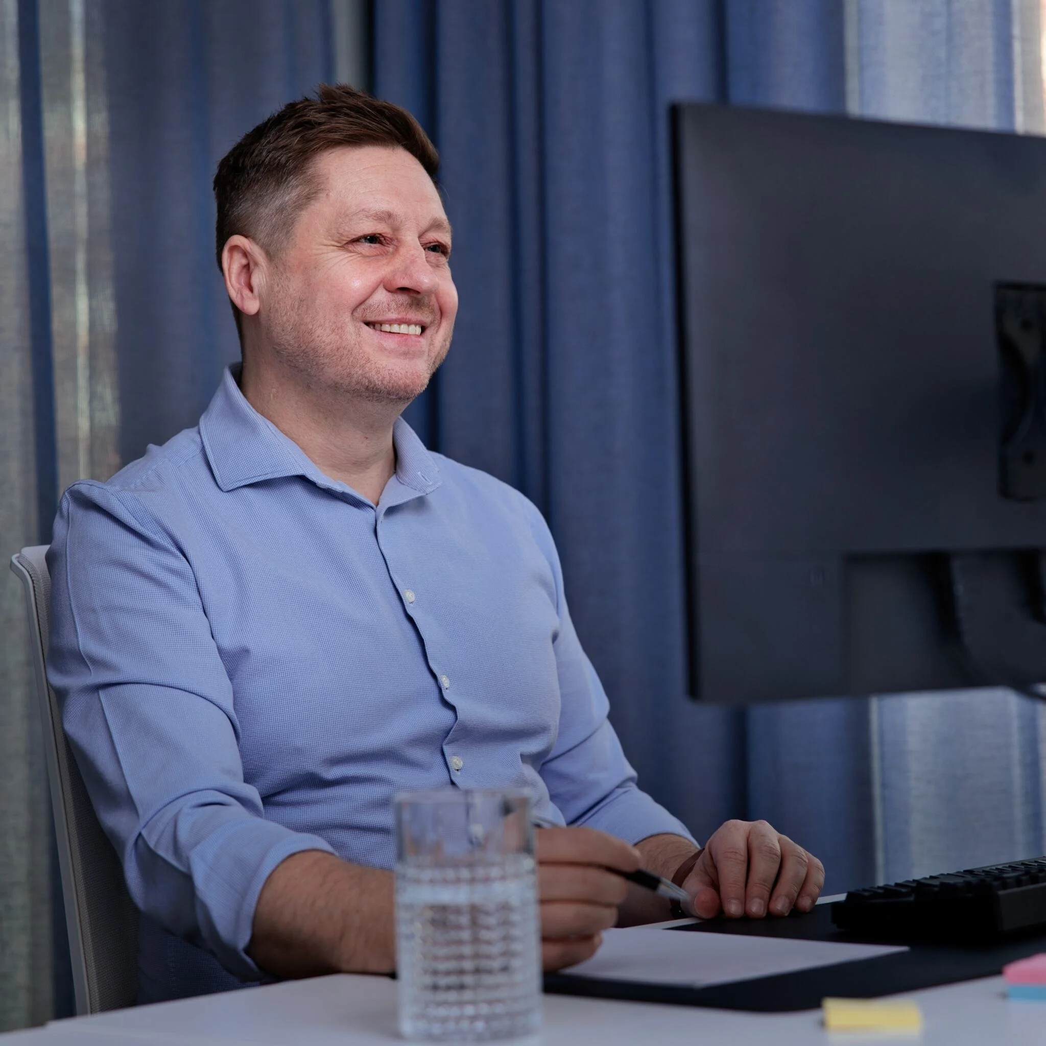 pracuju a je mi s vámi fajn, přesně tohle má řikat fotografie zachycena během on-line konzultace pro webové stránky a sociální sítě