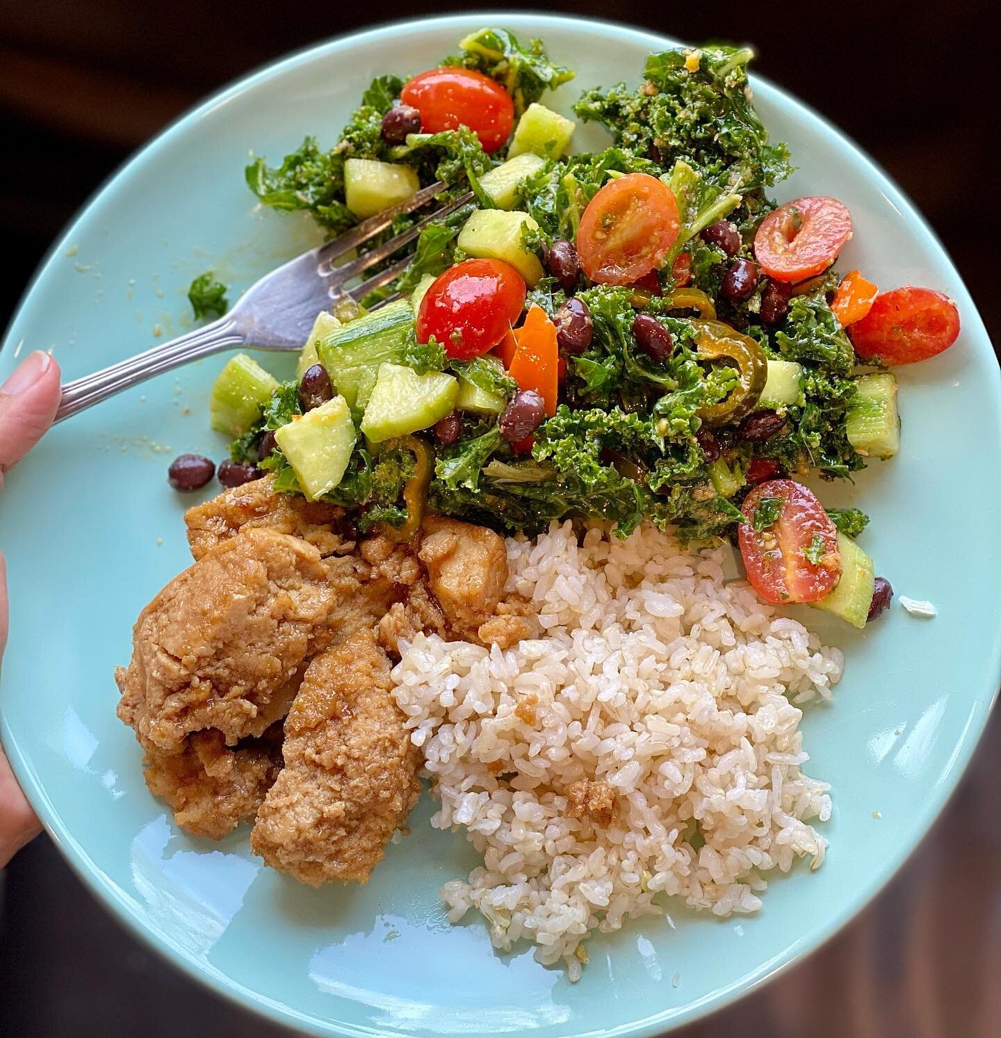 I forgot to take a pic before I started eating and once I took a bite I immediately knew I wanted to share 😂 Brown rice, massaged kale salad with carrot ginger dressing, and the true star: Korean BBQ tofu. Freezing and unfreezing tofu is one of my f