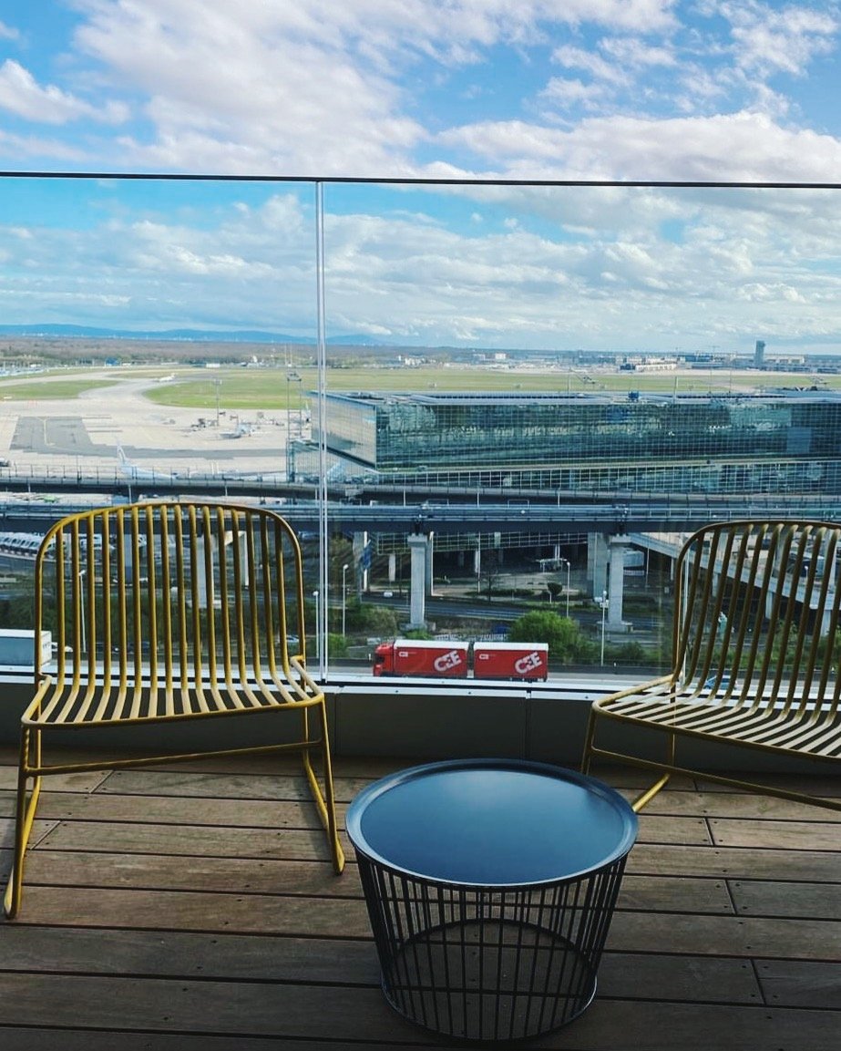 Hotel-Terrasse with a View? 😍 Den View gibts im @bminefrankfurt mal anders: Hier f&auml;llt der Blick direkt auf die Start- und Landebahn des Frankfurter Flughafens. 👀 Ihr k&ouml;nnt also stundenlang Abflug und Ankunft von Flugzeugen anschauen und 