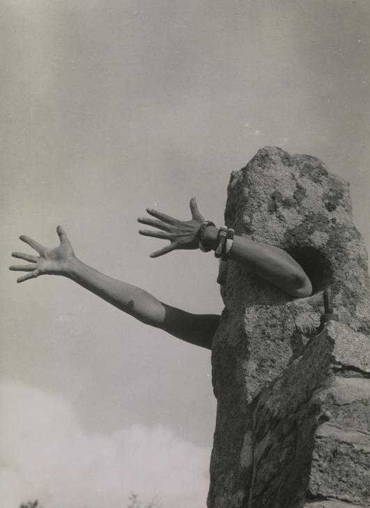 claude-cahun-i-extend-my-arms-1931.jpg