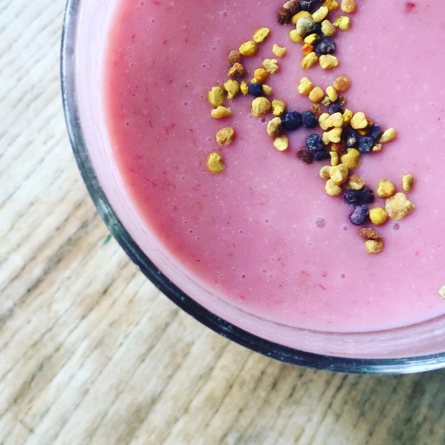 Berry smoothie for breakfast with bee pollen #castlecombe #bedandbreakfastuk #bedandbreakfast #staycation2020 #visit #retreat #escapetothecountry #smoothie #raspberry #strawberry #beepollen #goodforyou #startthedaywell
