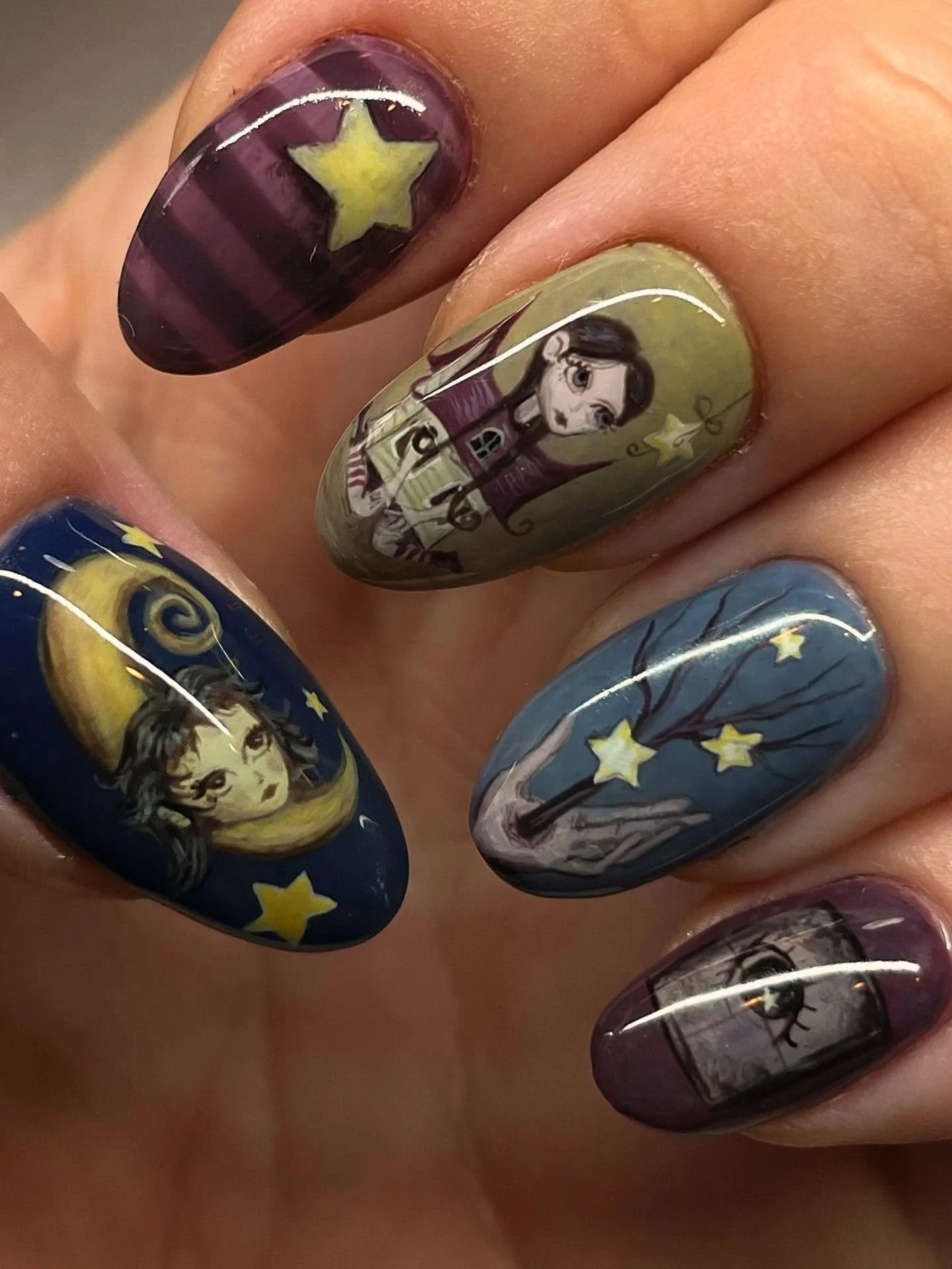 @little_miss_cryptid art for my January set ⭐️🌀

#winterart #winternails #spookynails #sandiegonailartist #handpaintednailart