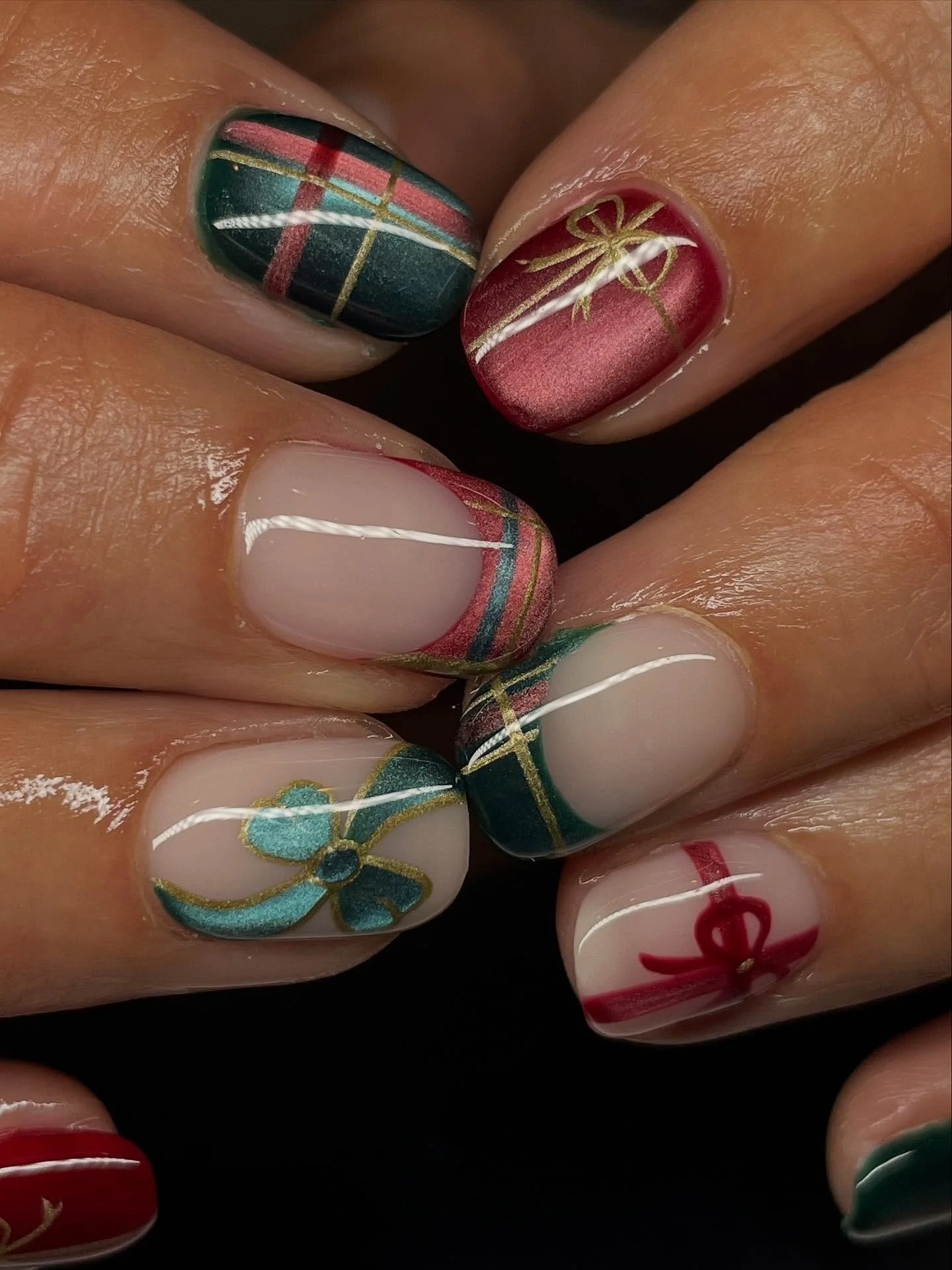 🎁💚

#holidaynails #holidaynailart #christmasnailart #christmasnails #sandiegonailart