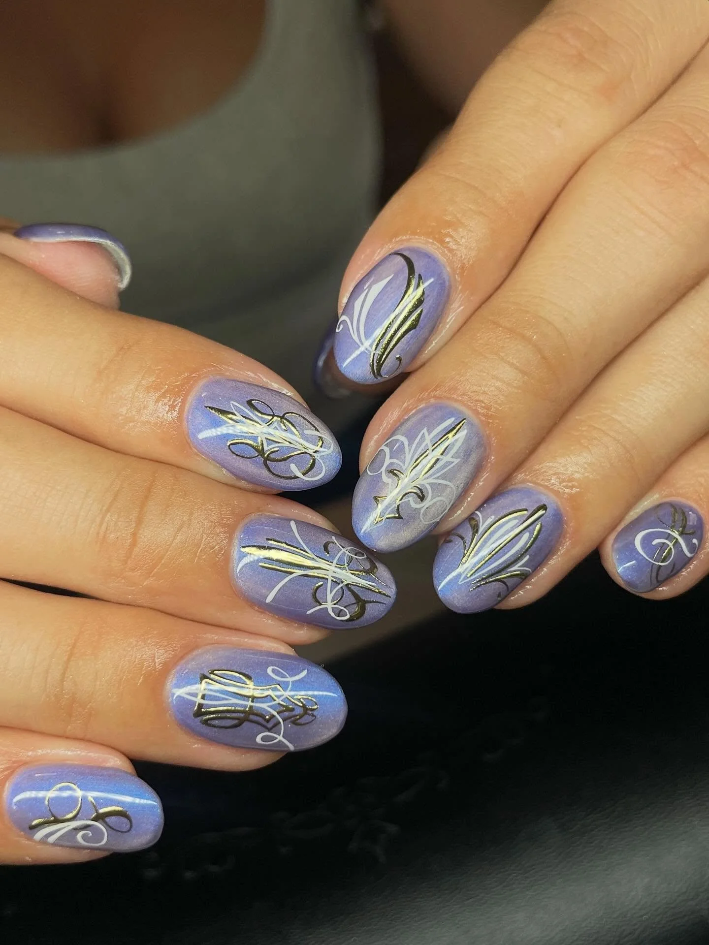 More #pinstriping 💜
It never gets old! One of my favorite designs to do🤗

#pinstripingnails #detailednailart #iridescentnails #sandiegonailart