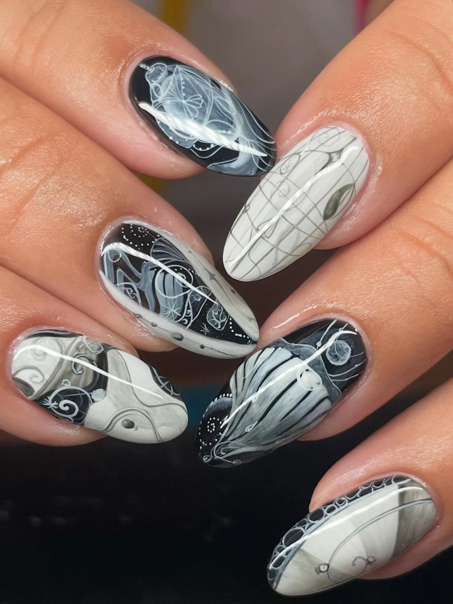🖤💫 inspired by @kolahonn 

#handpaintednailart #blackandwhitenails #detailednails #detailednailart #sandiegonails