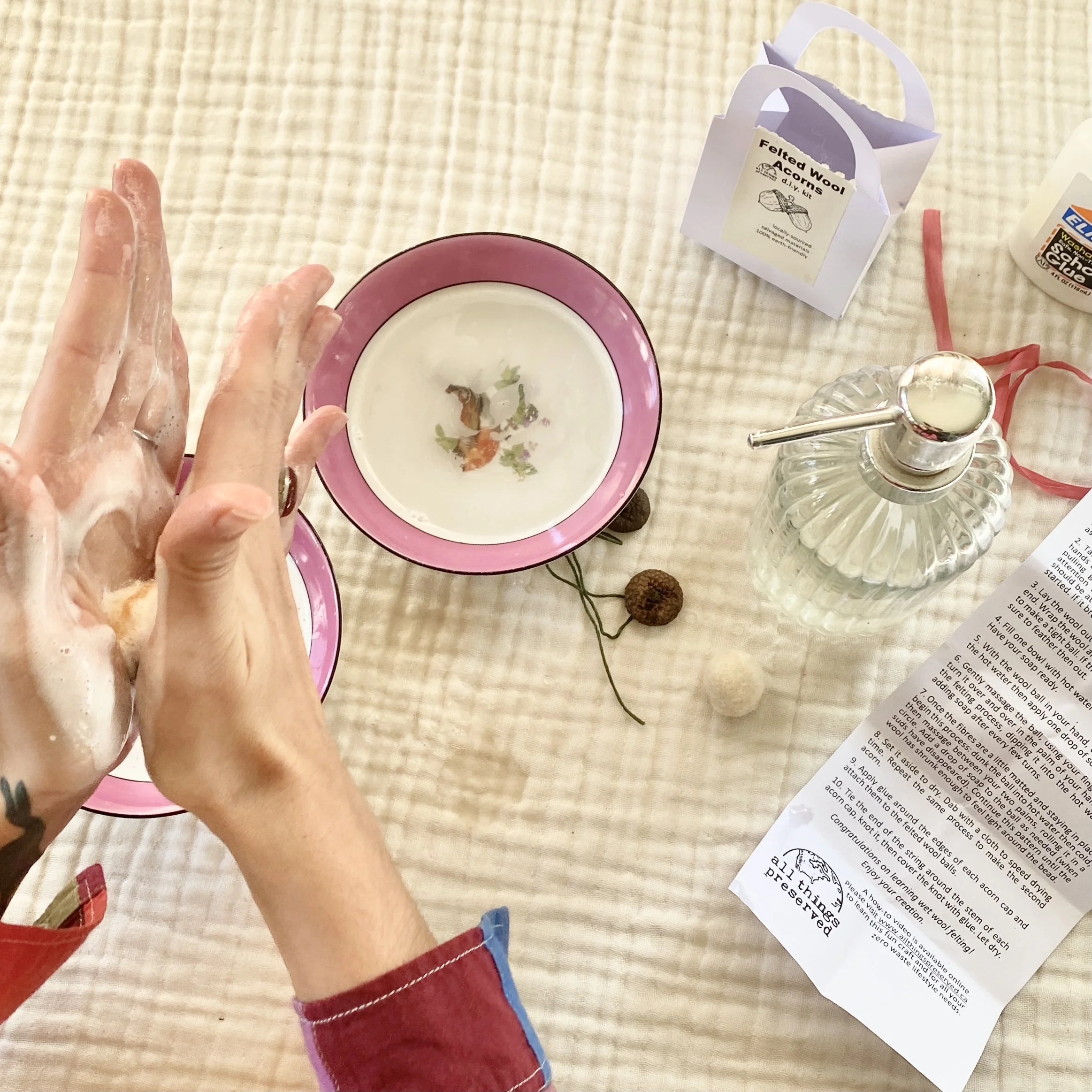 Make your own felted wool acorn ornaments with this kit, a wonderful Christmas gift!