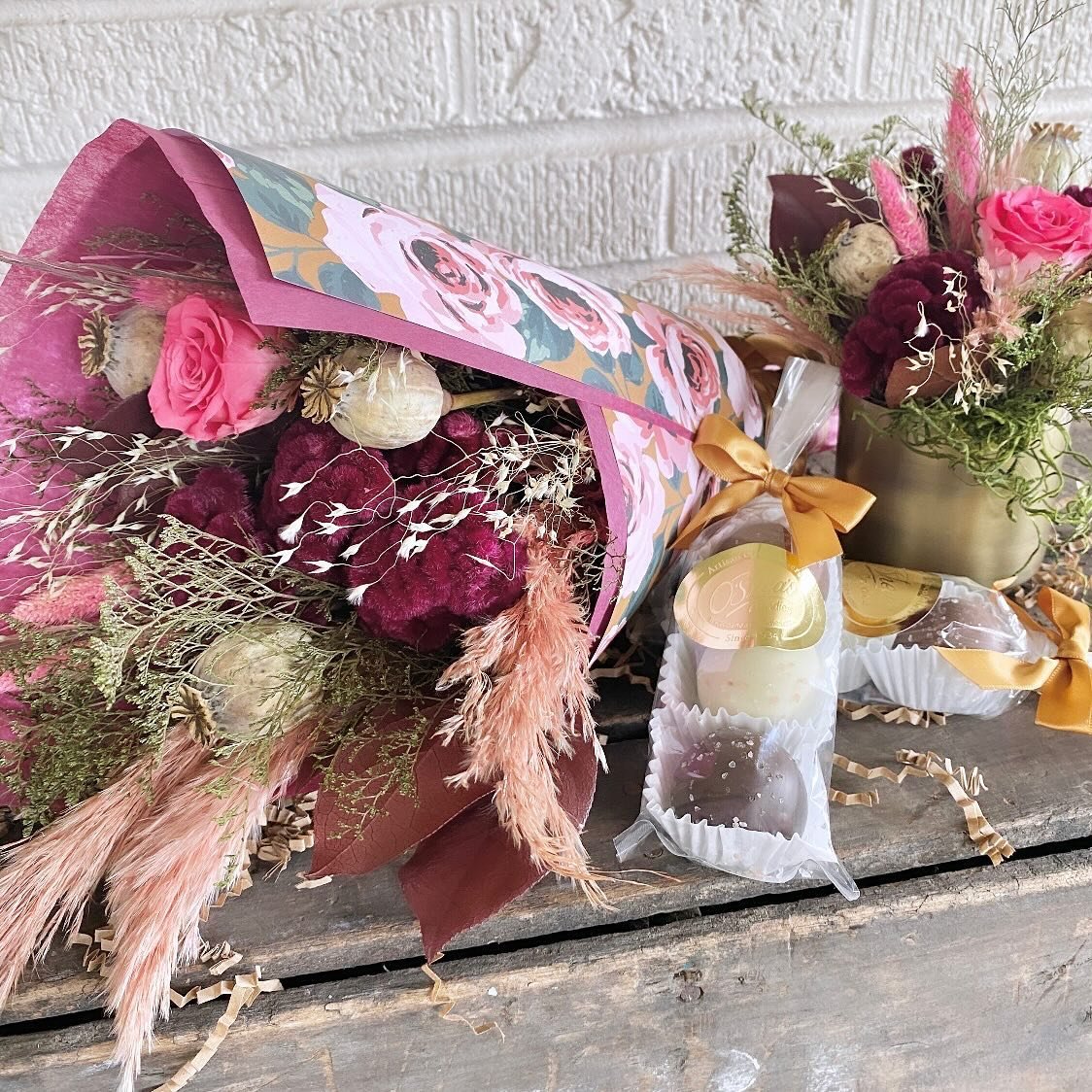 Mother&rsquo;s Day gift suites now available, featuring fourth generation chocolate company O&rsquo;Shea&rsquo;s Candies, based in Johnstown, PA 🌸🍫 
.
.
.
#fruitandflower #flowershop #driedflowers #preservedflowers #flowersandchocolate #mothersday 