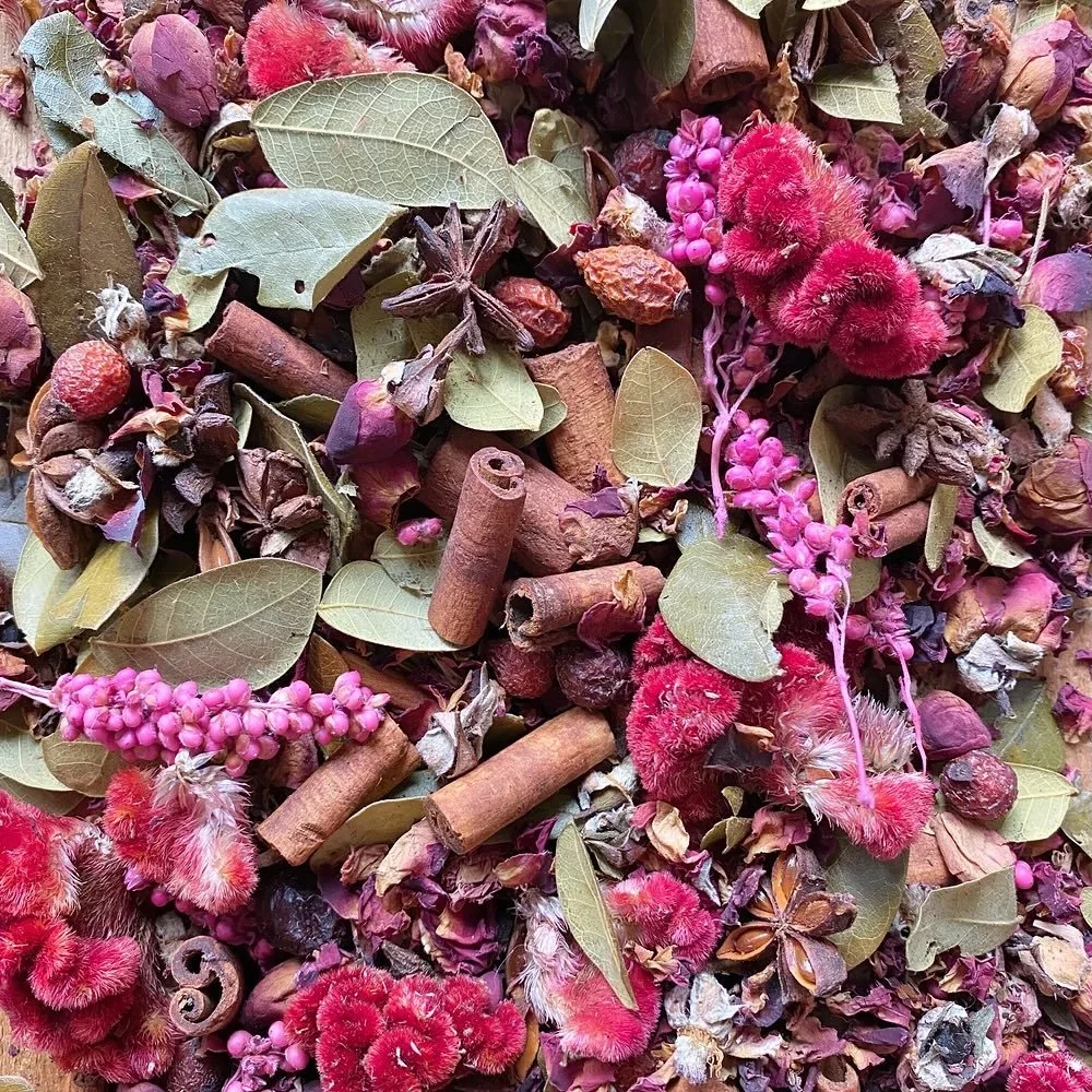 Back in stock! A spicy and sweet fragrant blend of velvety cockscomb, rosebuds, rosehips, bay leaf, cinnamon sticks, anise stars, and milo berry - perfect to celebrate the change of season 🍂
.
.
.
#fruitandflower #flowershop #driedflowers #sweetands