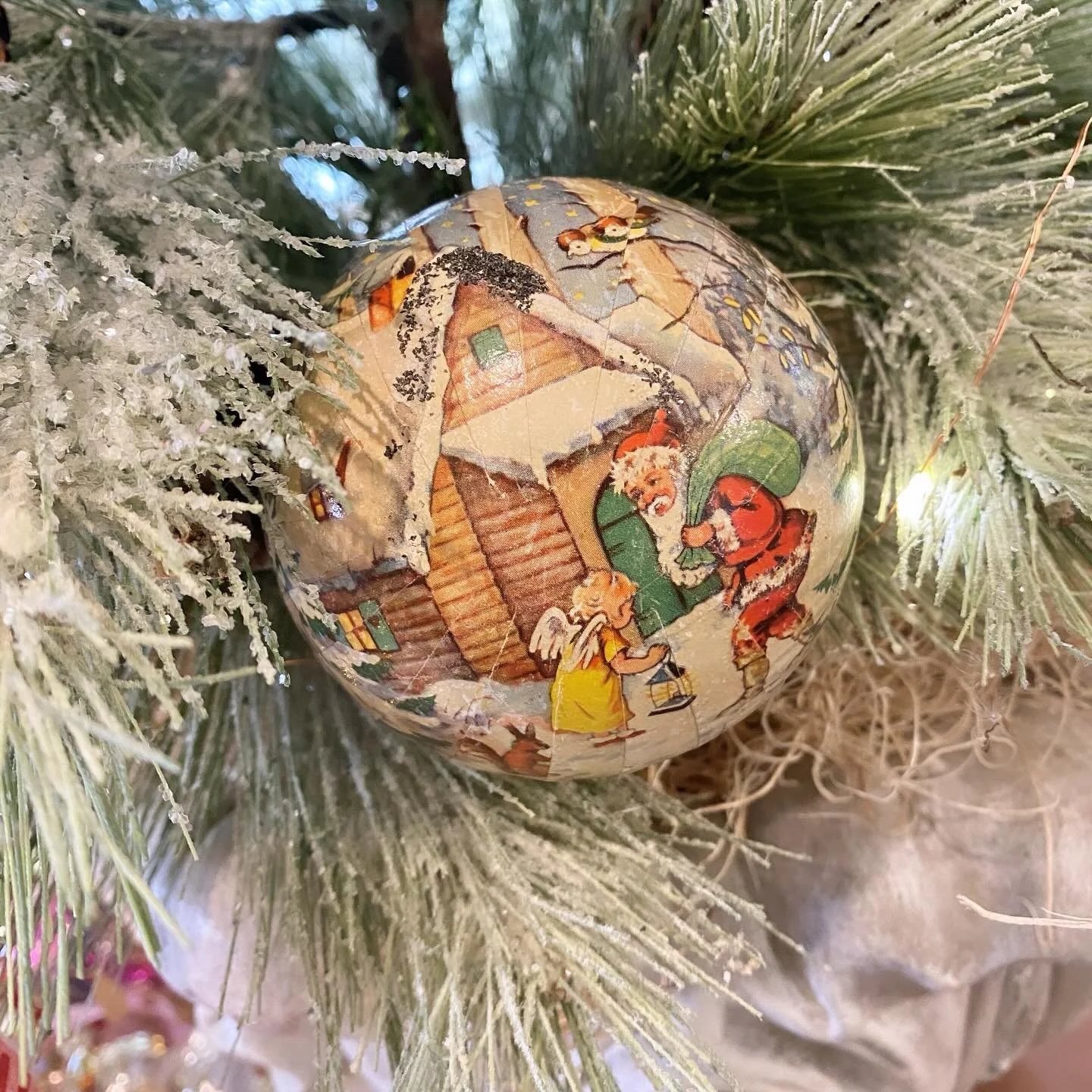 It&rsquo;s all in the presentation! The most charming cachettes for your gift-giving 🎁❣️
.
.
.
#fruitandflower #flowershop #driedflowers #presevedflowers #holidayshop #holidaytime #giftgiving #giftideas #seasonofgiving #giftwrapping #seasonopener #c