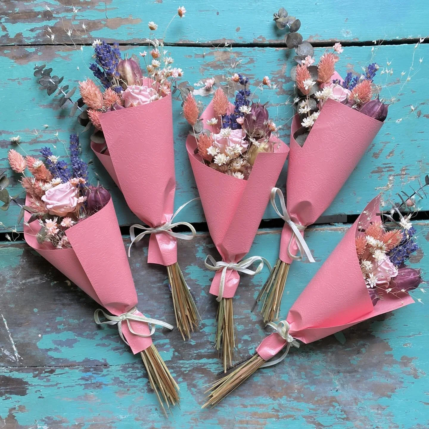 A preserved pink rose, &ldquo;love-in-a-mist&rdquo; nigella, phalaris, starflower, english lavender, and a sprig of eucalyptus bundled in pink embossed paper - a lovely token of the season 🩷
.
.
.
#fruitandflower #flowershop #driedflowers #preserved