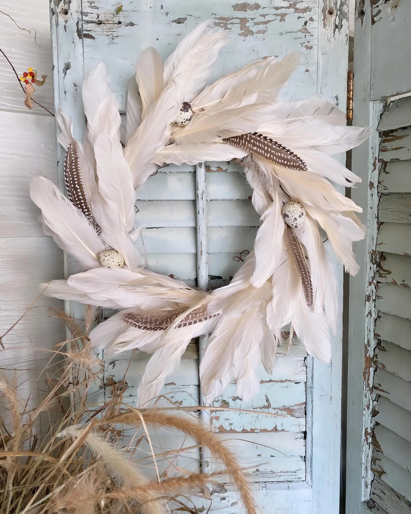 The Goose Guinea Quail Wreath, favorite of the season 🤍🖤
.
.
.
#fruitandflower #flowershop #naturalwreath #springstyle #wreathmaker