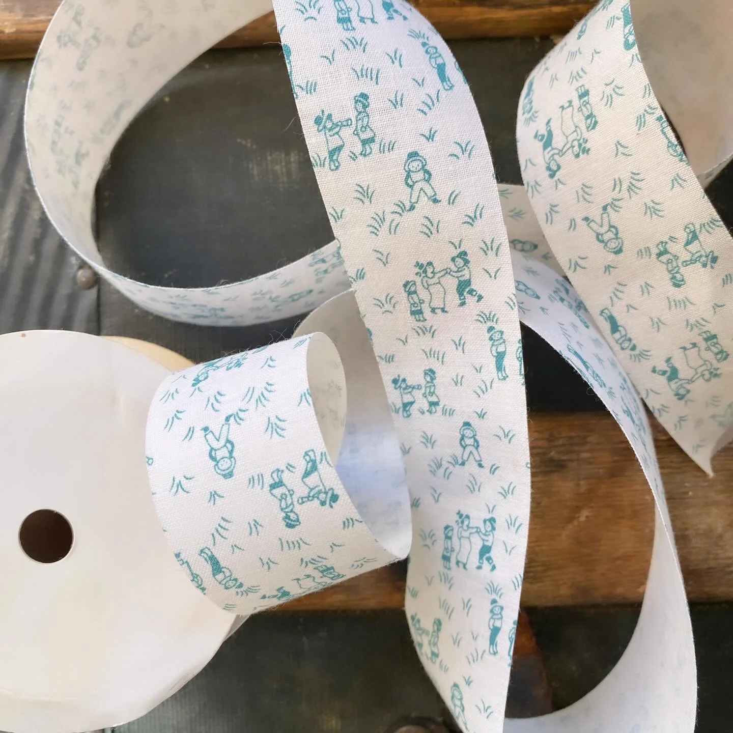 Vintage ribbon available by the yard - more from the collection being added each day 🎀
.
.
.
#fruitandflower #flowershop #giftwrapped #embellishment #vintageribbon