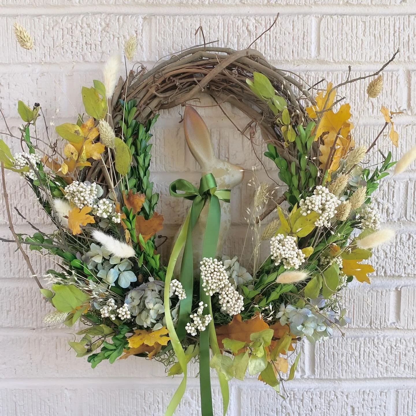 Hey bunny 🤍 
Preserved boxwood, riceflower, oak, dried hydrangea, bush honeysuckle, bunny tails, phalaris, and rice grass - only one available!
.
.
.
#fruitandflower #flowershop #driedflowerwreath #springwreath #easterbunny