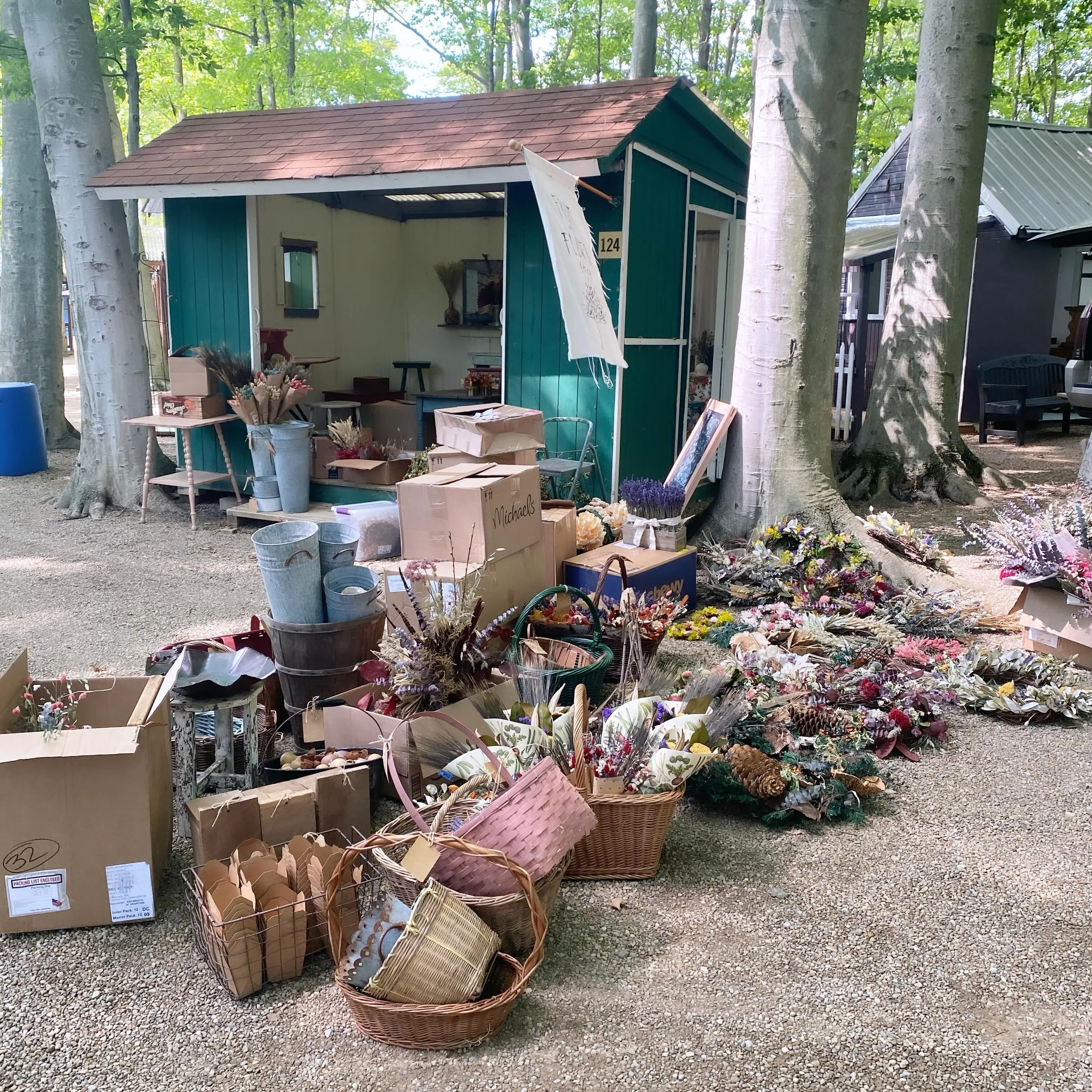 A brilliant couple of days spent in the woods! Busy rebuilding to do it all over again this weekend - see you at the shake shack in Columbiana, Ohio, just an hour from Pittsburgh @shakerwoods ✨
.
.
.
#fruitandflower #flowershop #shakerwoods #shopinth