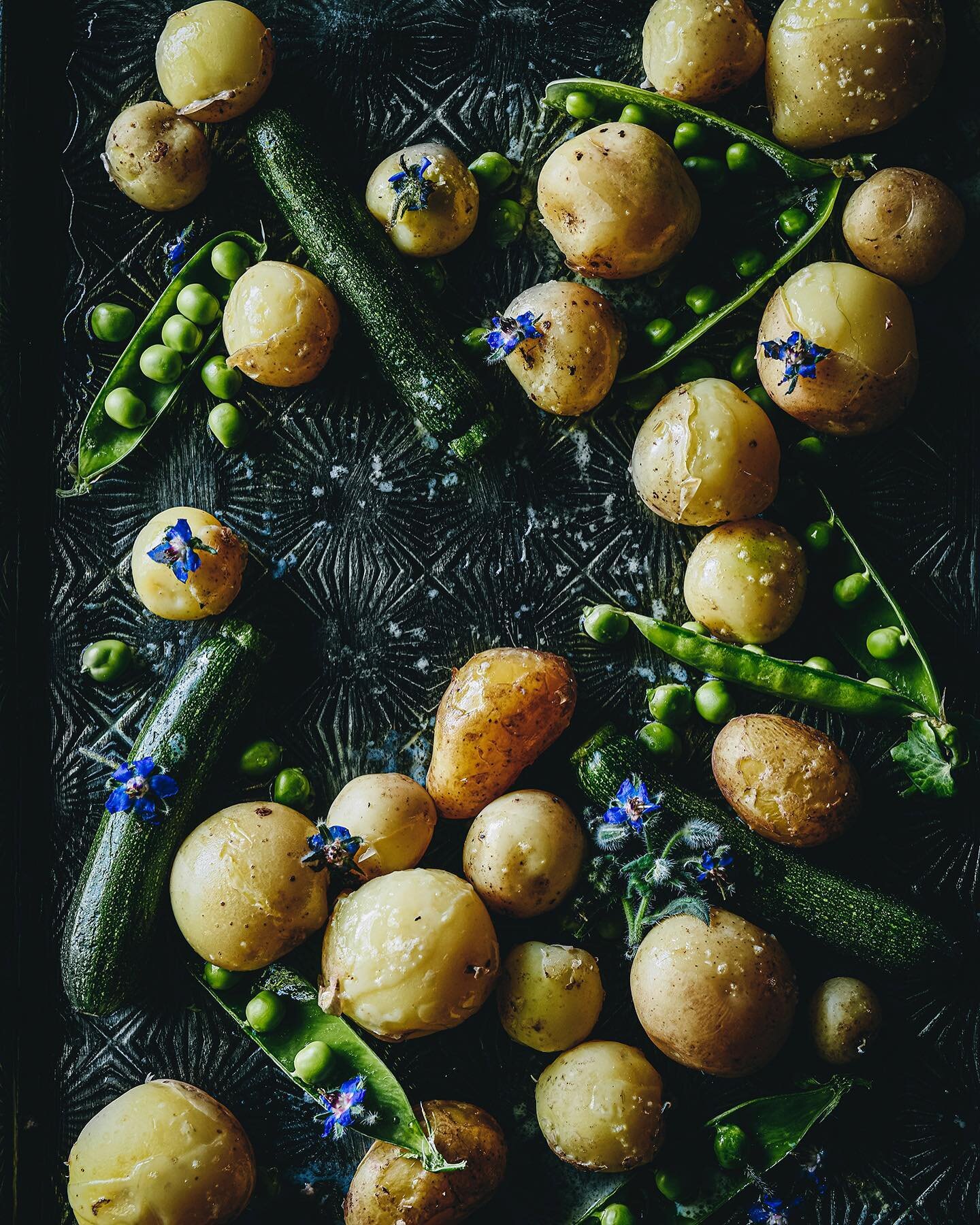 It felt good to have a little social media break and just relax at the cottage! 🌿 I&rsquo;ve been enjoying all these amazing fresh produce - right now my favourites are these little new potatoes from my own garden ✨ 

Potatoes, baby zucchinis and pe