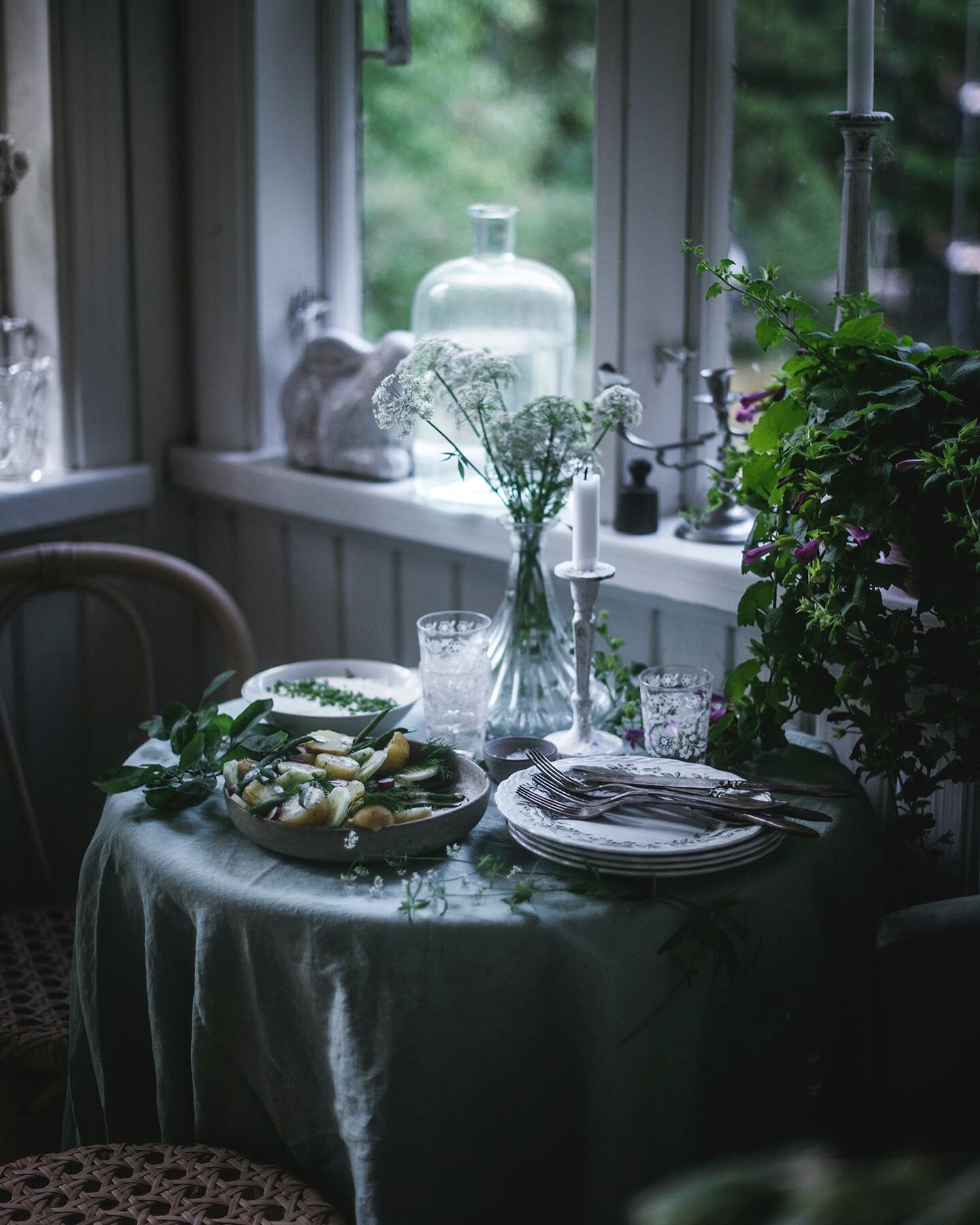 Gotta love these beautiful holiday dinners at the cottage porch in the candle light. 🕯 Even though I love the endless light of Midsummer nights, I also love the darker evenings in the end of summer. There&rsquo;s something really cozy about them!
&b