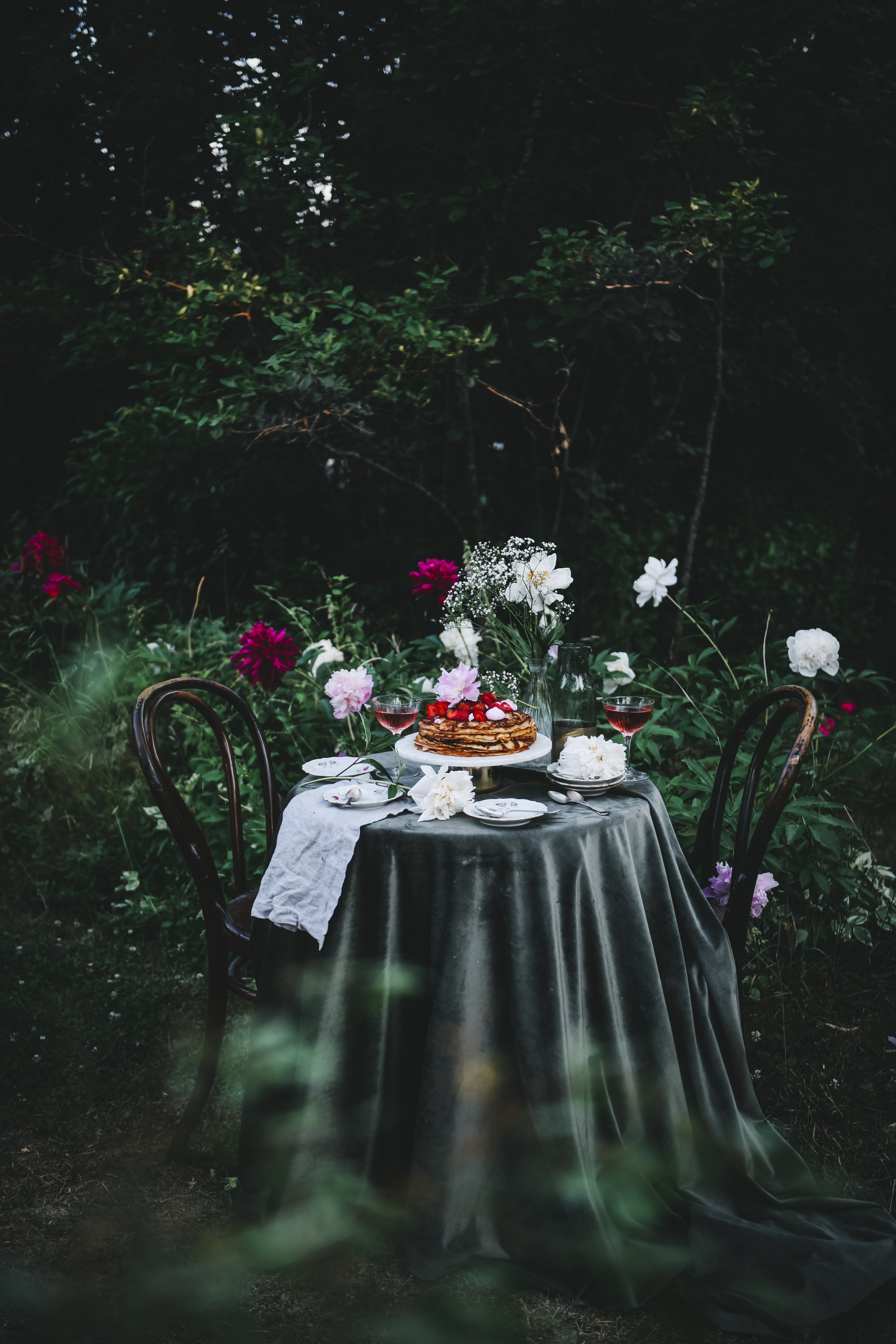 ViolaMinerva_NordicViolet_Strawberry_Pancake_Crepe_Cake_TableSetting_FoodPhotography-18.jpg