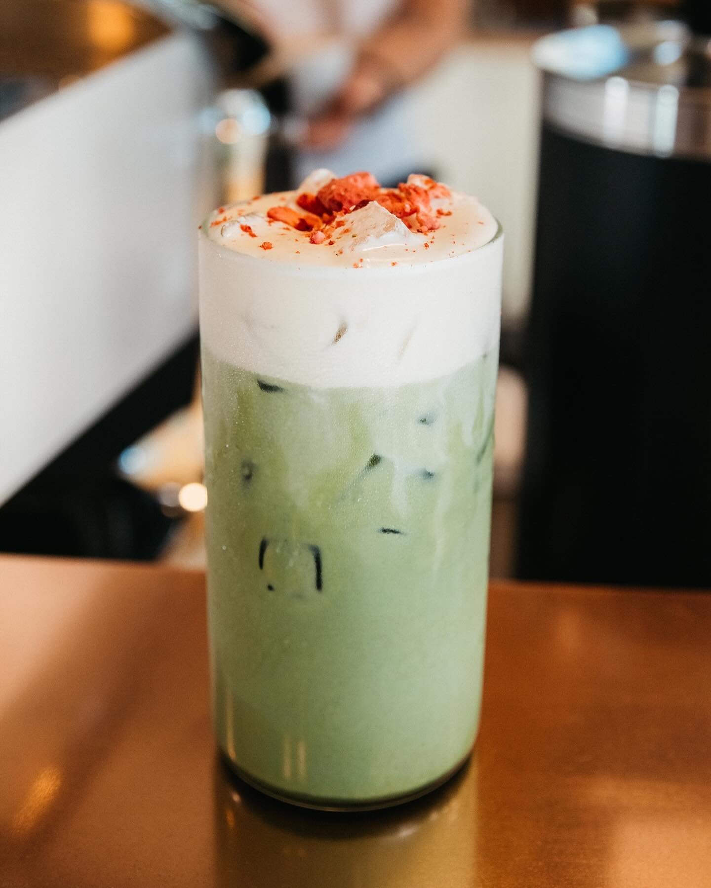Strawberry Mint Matcha 🍵🍓

strawberry mint syrup paired with our ceremonial grade @santematcha, poured over ice and topped with a sweet mint cold foam + dehydrated strawberry

refreshing, delicious, + perfect for springtime!