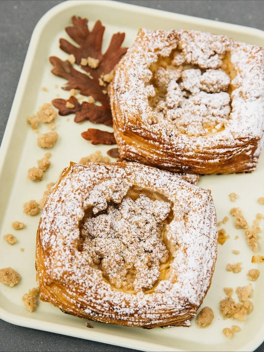 pear cheesecake croissant 🍐
⠀⠀⠀⠀⠀⠀⠀⠀⠀
croissant baked with cheesecake filling and spiced pears, topped with a cardamom crumble and powedered sugar. fully hand crafted in house and baked fresh daily ❤️