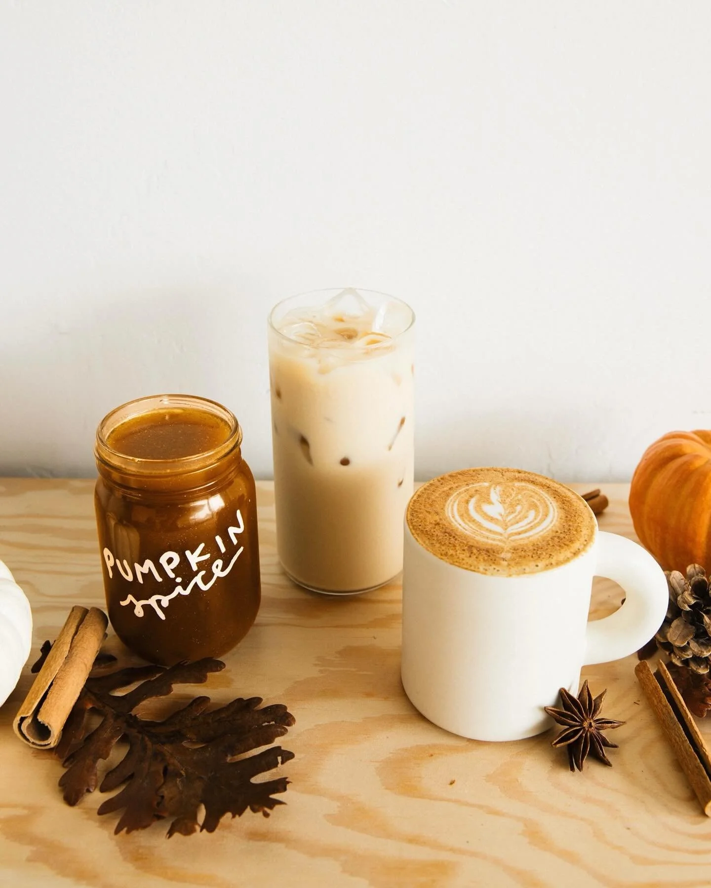 pumpkin spice latte 🍂
⠀⠀⠀⠀⠀⠀⠀⠀⠀
pumpkin spice syrup, espresso, & milk
⠀⠀⠀⠀⠀⠀⠀⠀⠀
our pumpkin spice is made from scratch with real pumpkin and pumpkin pie spices. it has a balanced sweetness and hits the spot hot or iced- a well done classic!