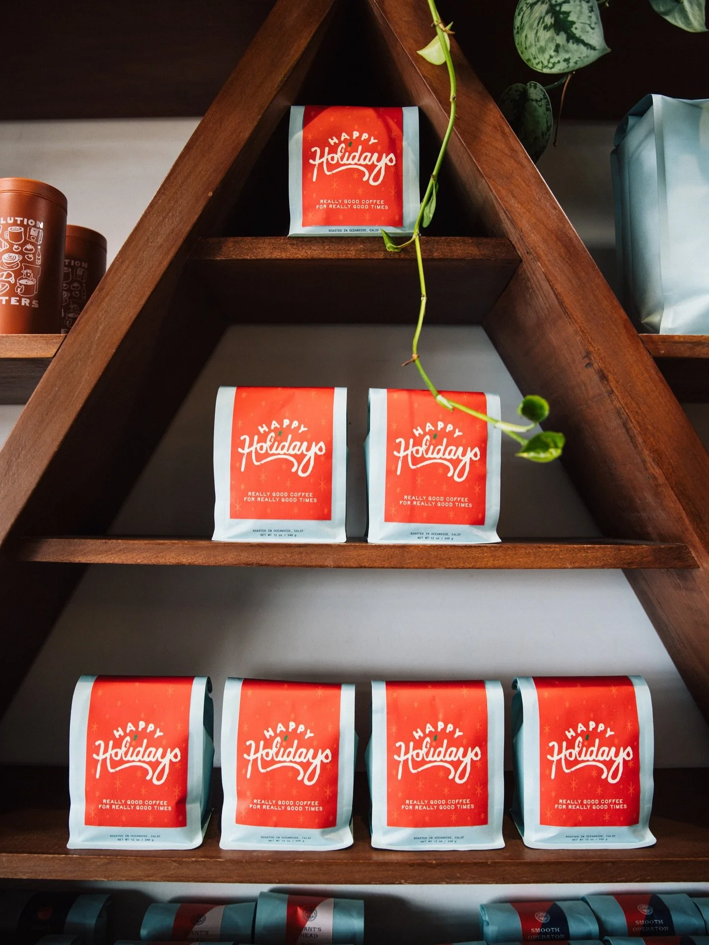 This years holiday blend brings together two standout coffees from Costa Rica and Colombia. We curated this blend for rich flavor, easy brewing, and a smooth, enjoyable cup. Our aim was to create an offering that was quick to excite coffee lovers, an