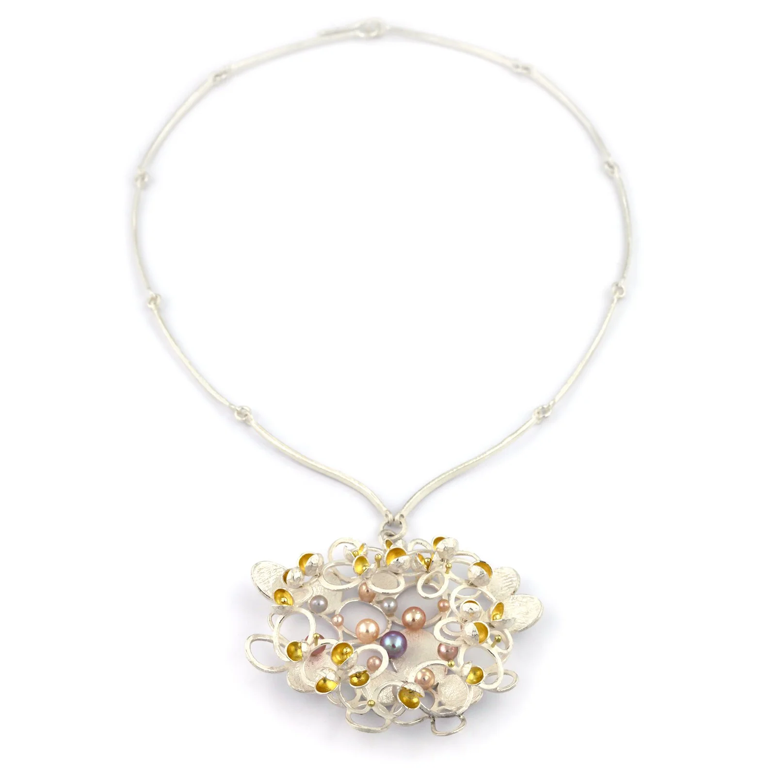 Flourishing pendant with Pearls