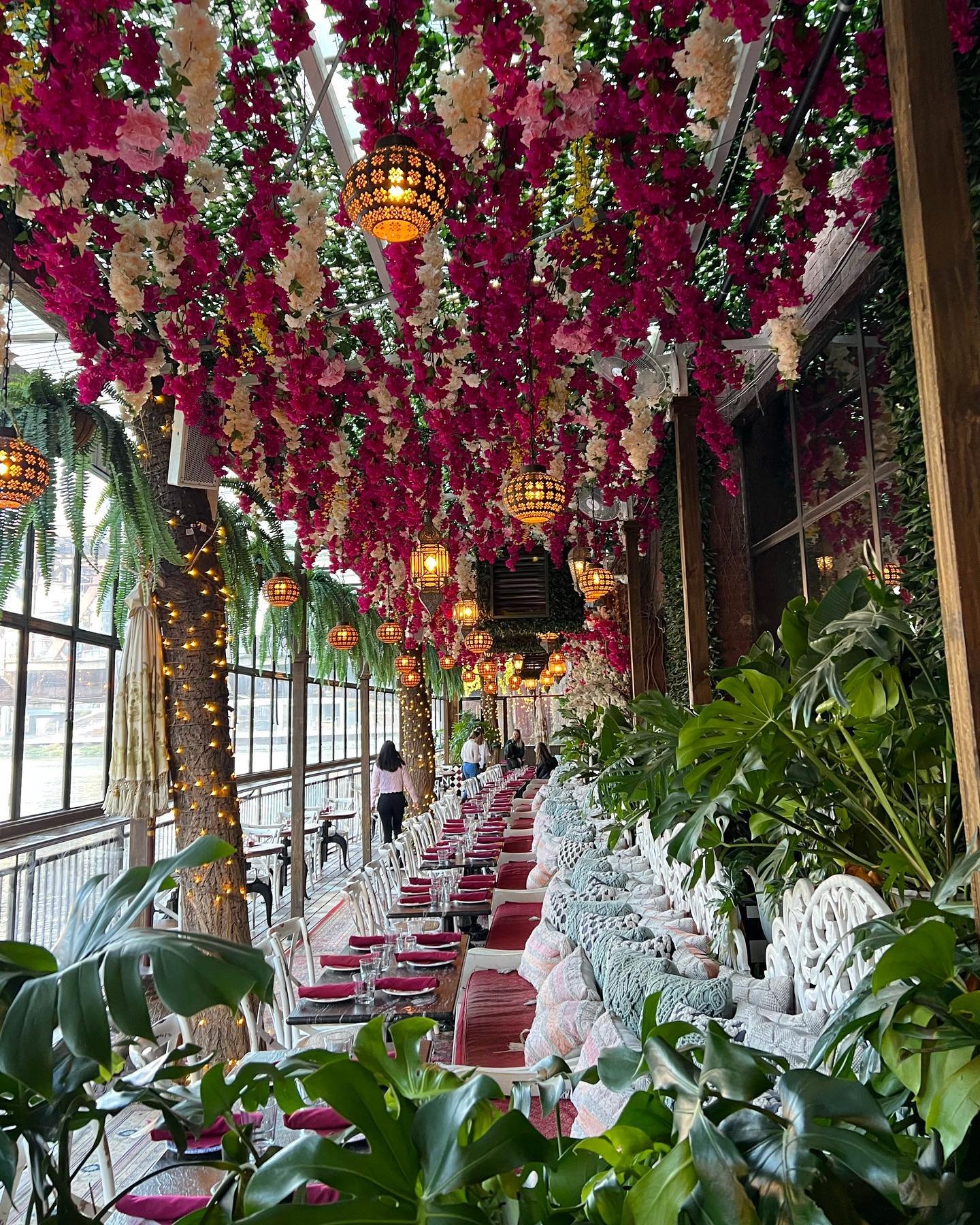 It&rsquo;s kind of crazy that it took me nearly four years of living in Chicago to visit this place. 

Beatnik on the River is seriously one of the most beautiful restaurants I have ever been to. Perched perfectly on the Chicago river, the interior i