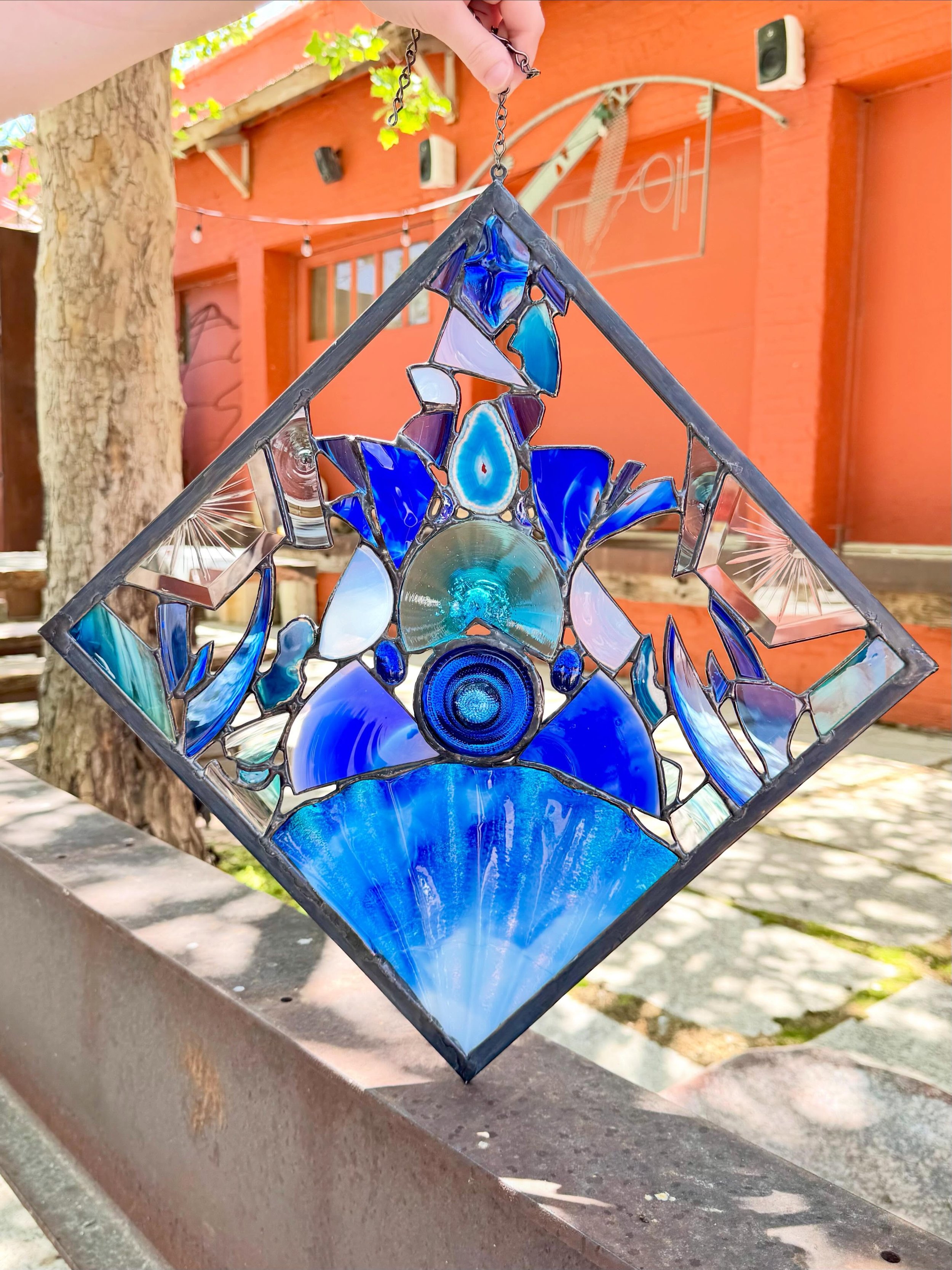 Not Broken No. 7 💙

Completed by my amazing assistant, Shya with @thayerarts, this newest piece in my Not Broken series features drapery glass, rondel pieces, carved bevels, agates, tiny iridized glass crescent moons, opal and pinchback jewels. I th