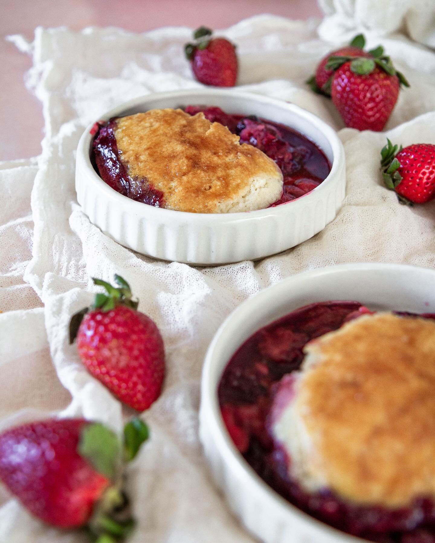 I made a delicious triple berry cobbler this weekend!! Strawberries, blueberries, and blackberries! Ohhh, it was feeling like summer in our house, and I was all about it. 🌞

Interested in knowing more?
perrianndiaz.com 
🔗 in bio!

These plates will